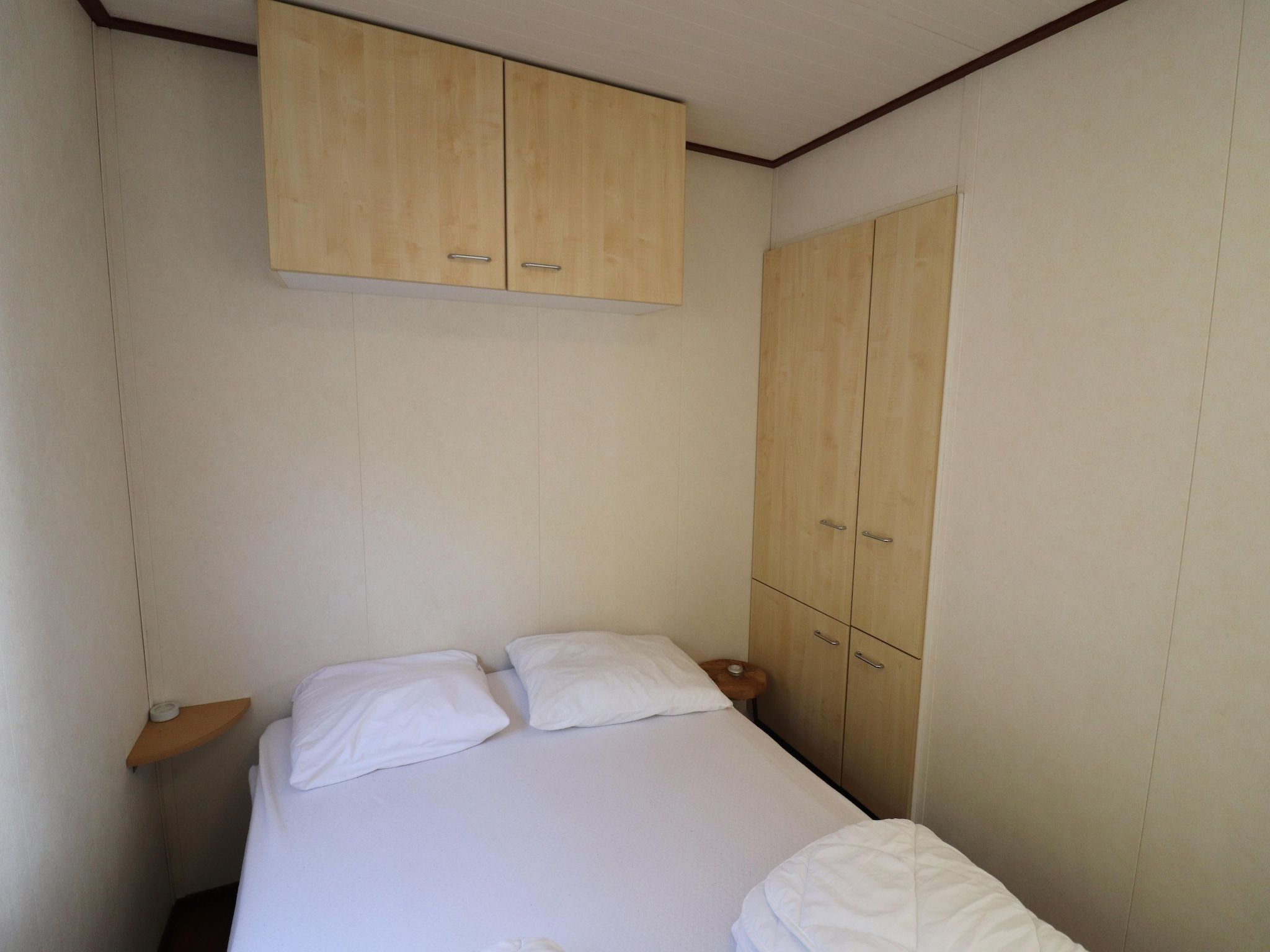 Een slaapkamer van 2 chalets naast elkaar in Tzummarum