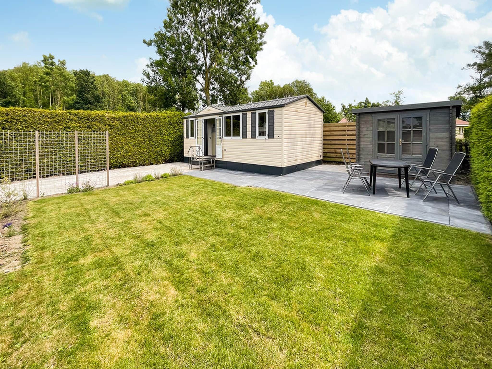 De buitenkant van 2 chalets naast elkaar in Tzummarum