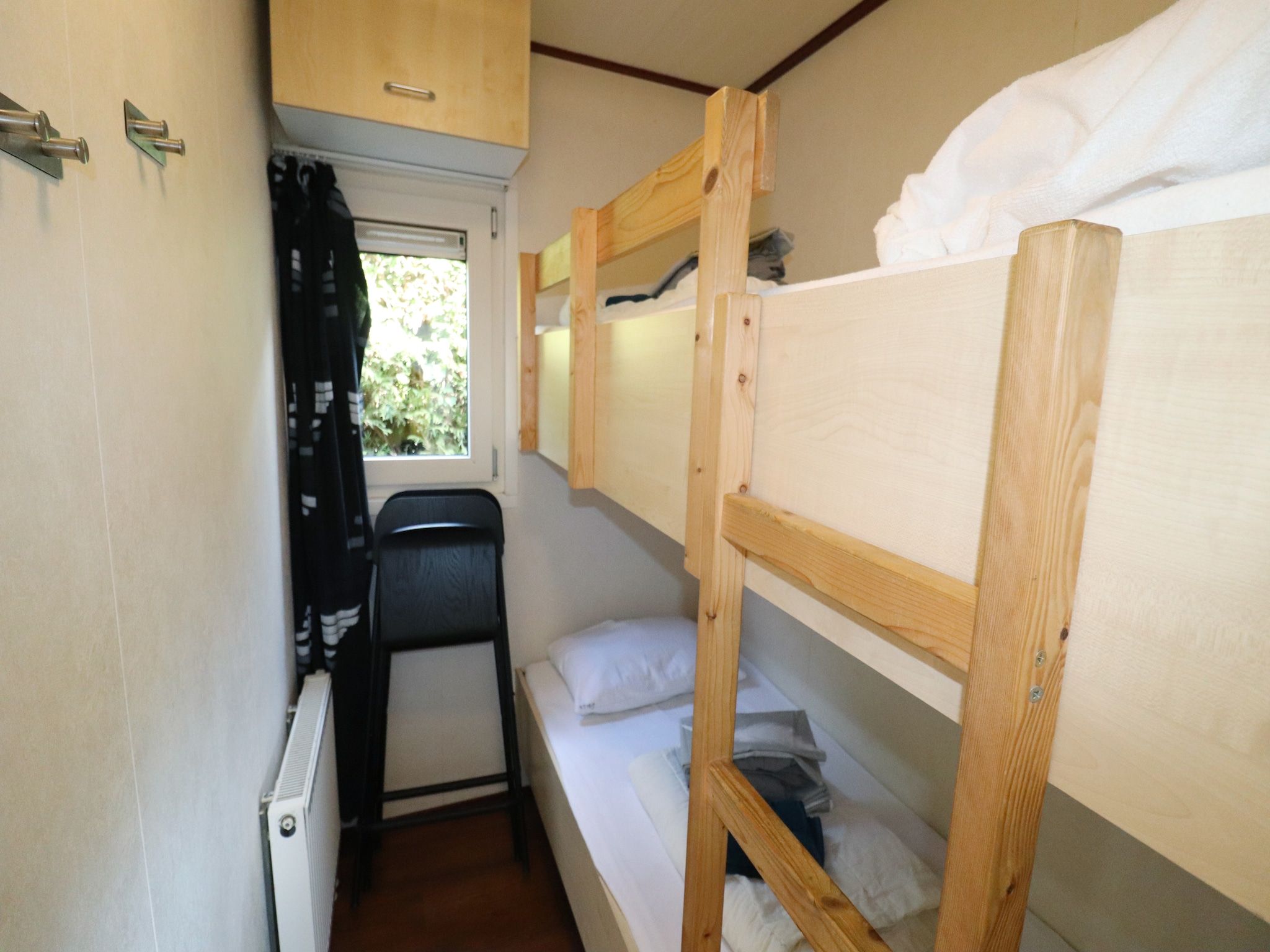 Een slaapkamer van 2 chalets naast elkaar in Tzummarum