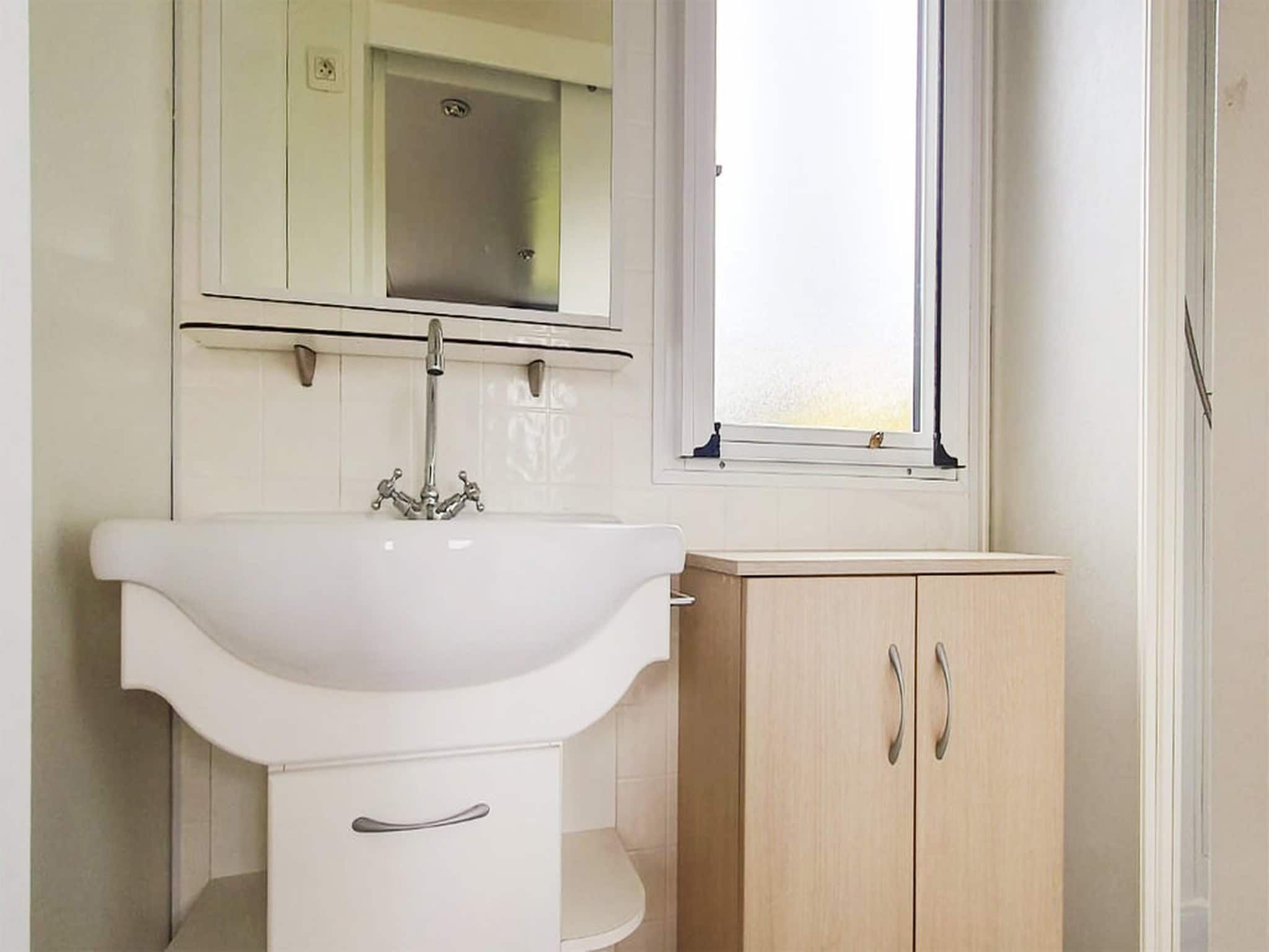 De badkamer van 2 chalets naast elkaar in Tzummarum