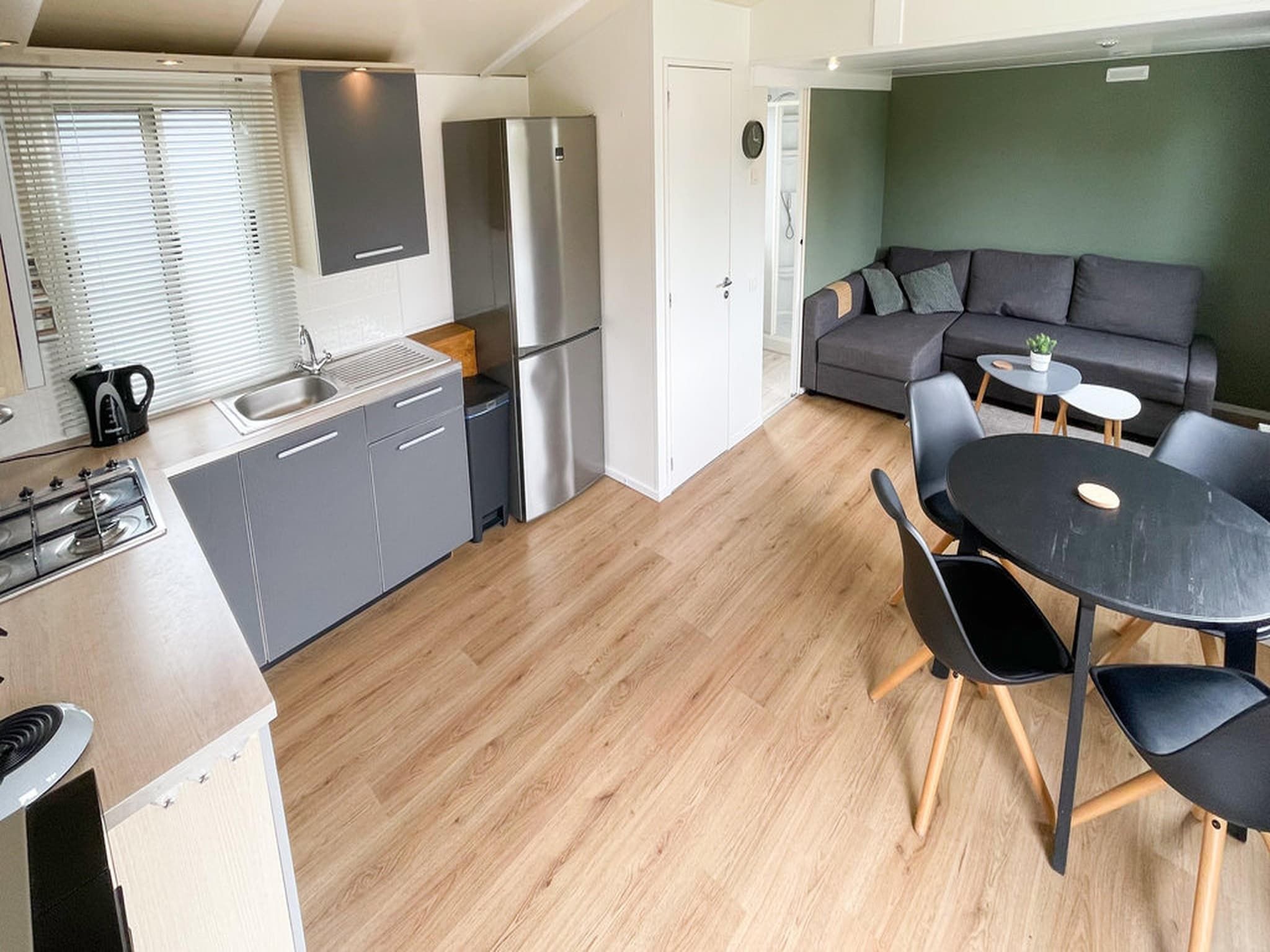 De keuken van 2 chalets naast elkaar in Tzummarum