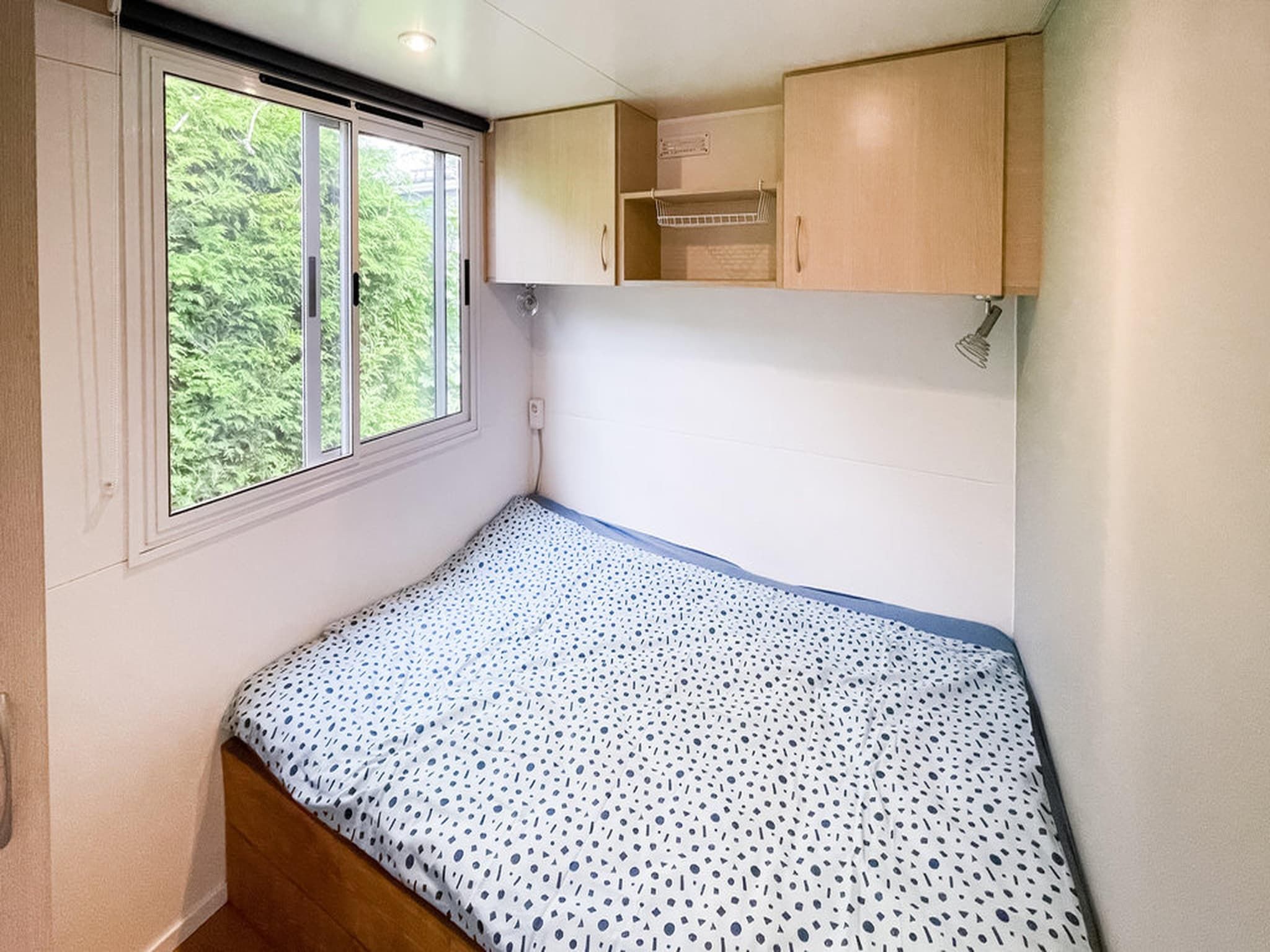 Een slaapkamer van 2 chalets naast elkaar in Tzummarum