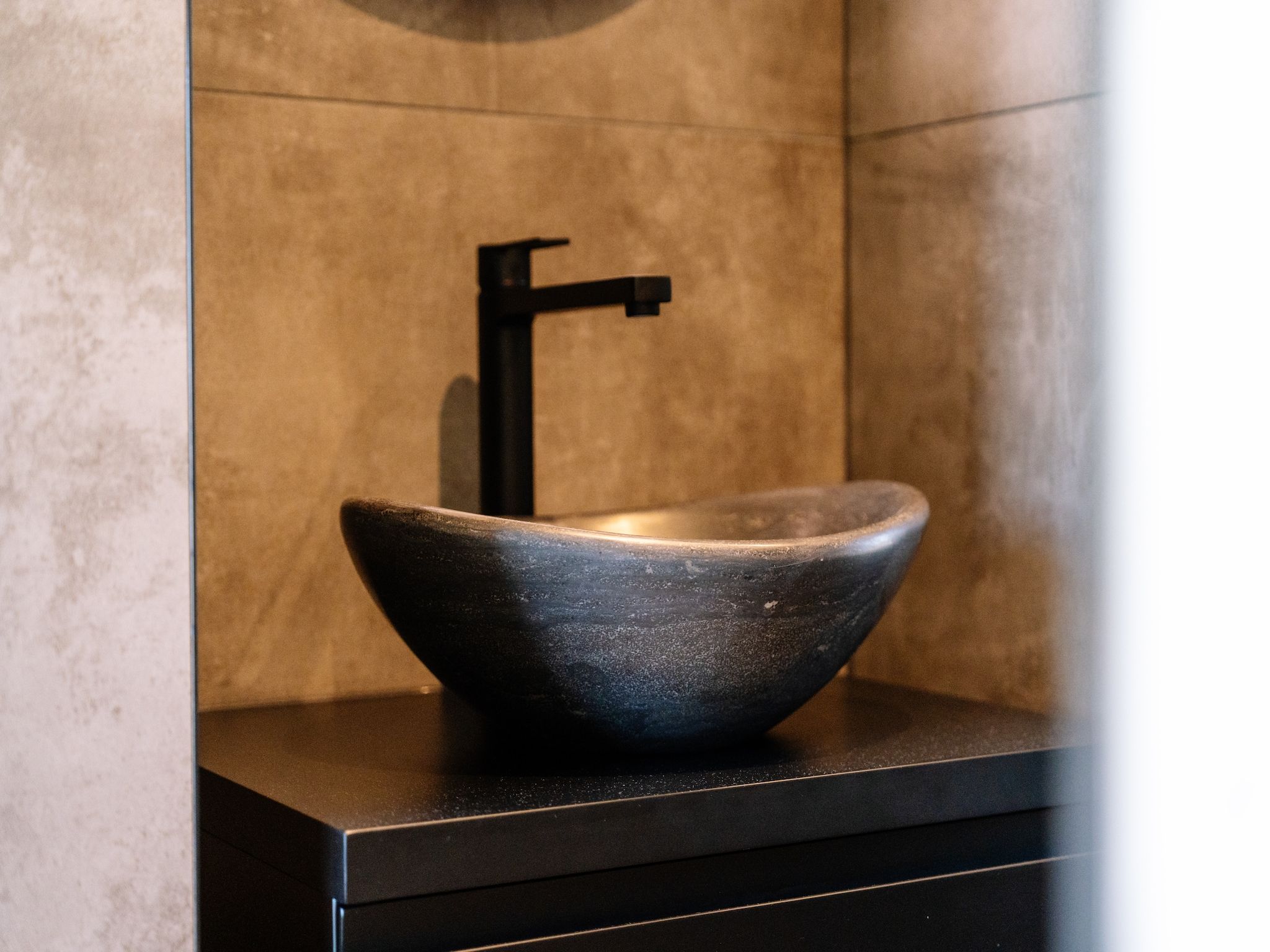 De badkamer van Villa Watergloed | 10 personen in Waarland