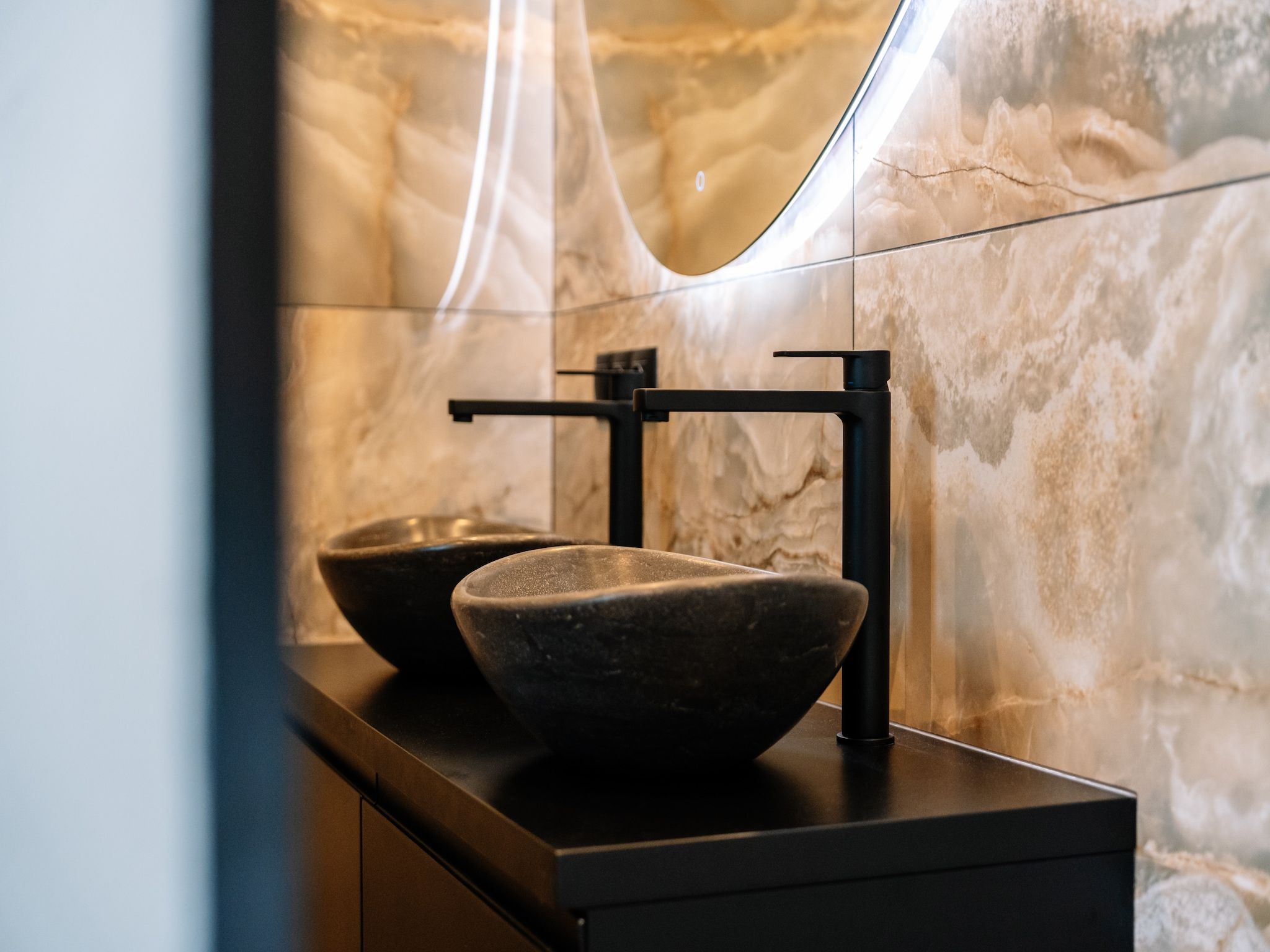 De badkamer van Villa Watergloed | 10 personen in Waarland