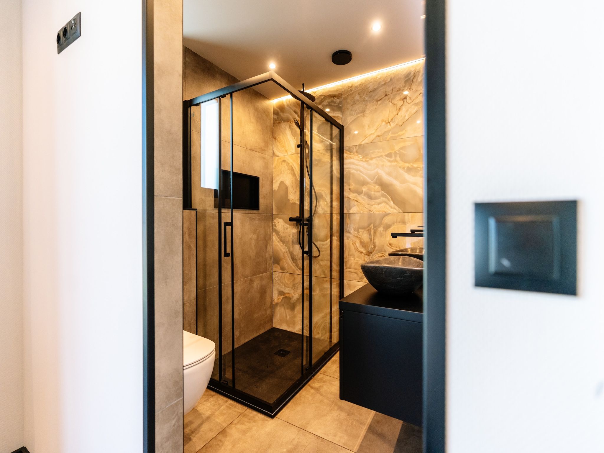 De badkamer van Villa Watergloed | 10 personen in Waarland