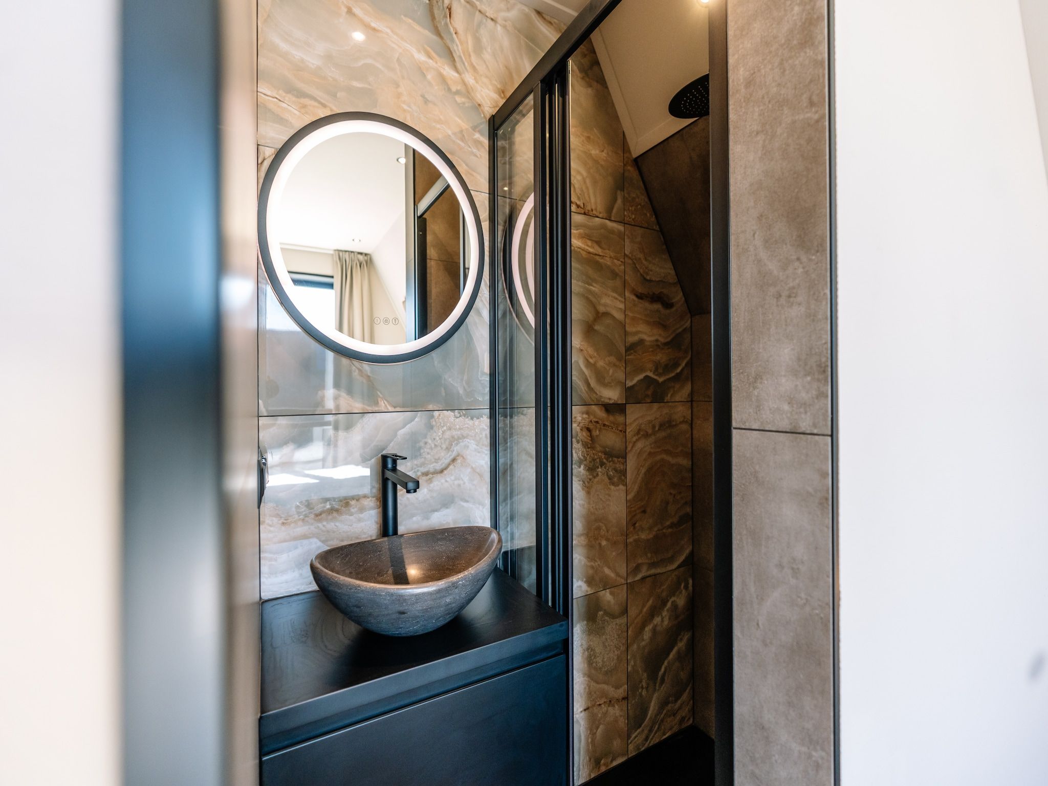 De badkamer van Villa Watergloed | 10 personen in Waarland