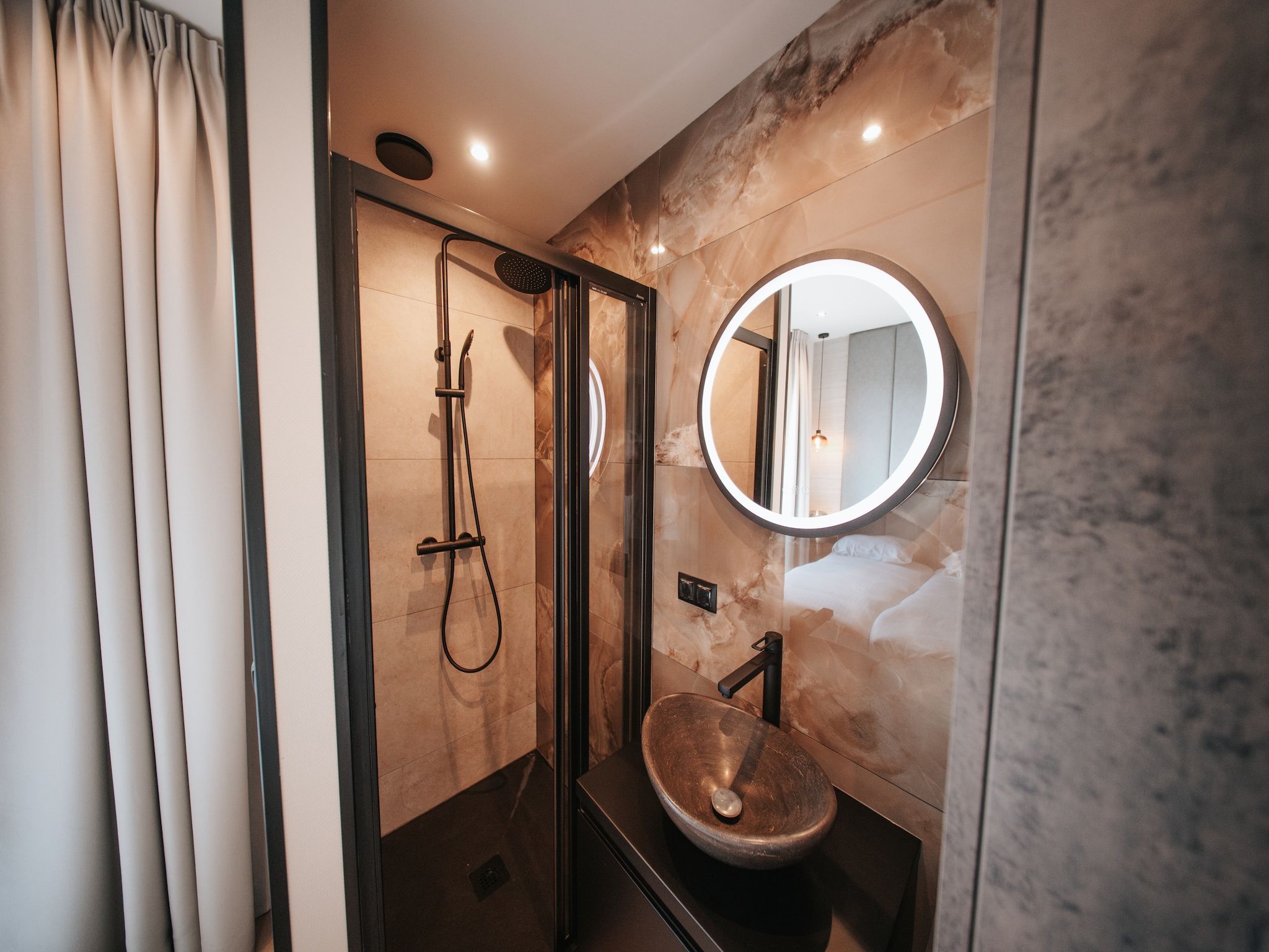 De badkamer van Villa Watergloed | 16 personen in Waarland