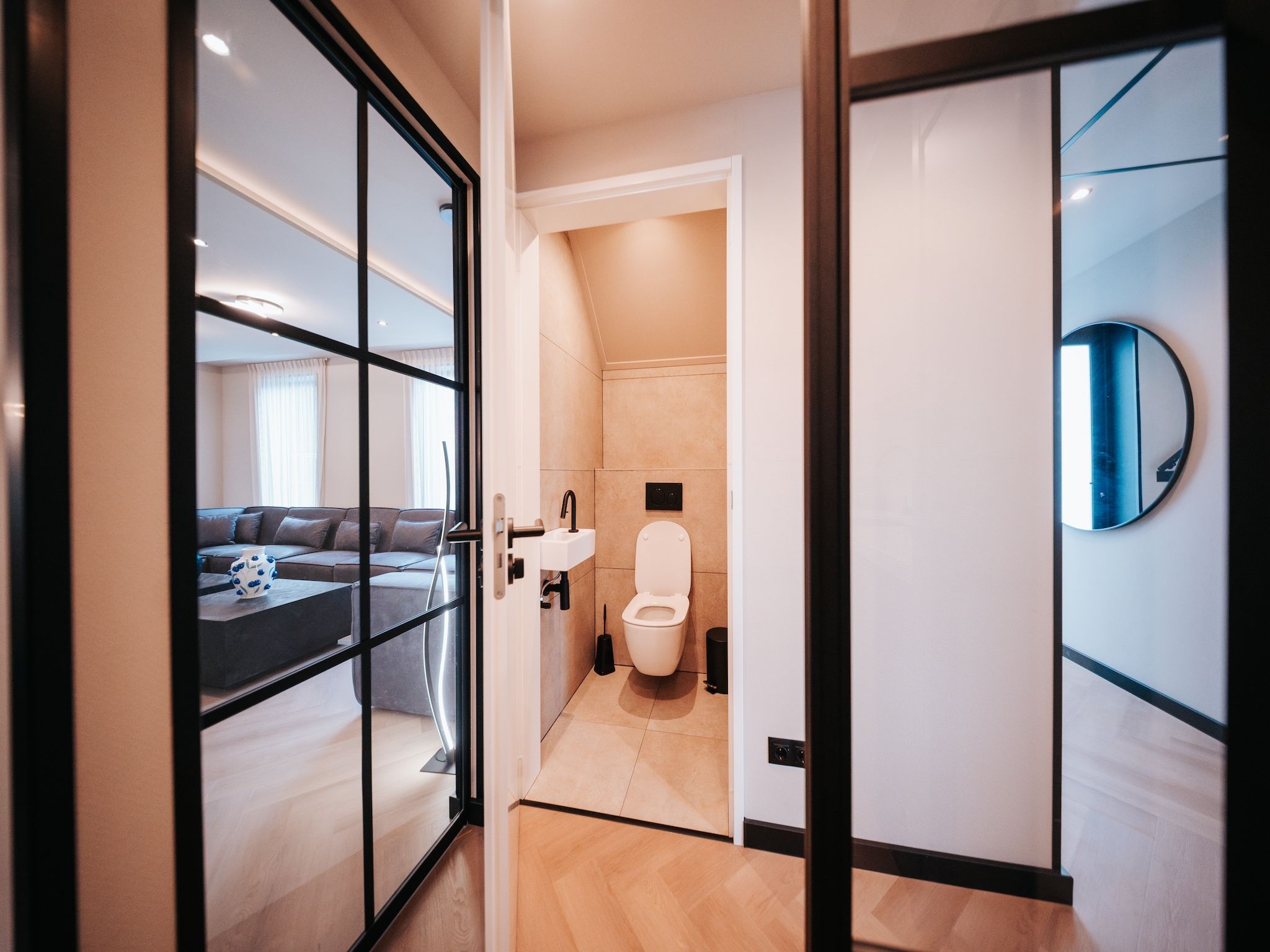 De badkamer van Villa Watergloed | 16 personen in Waarland