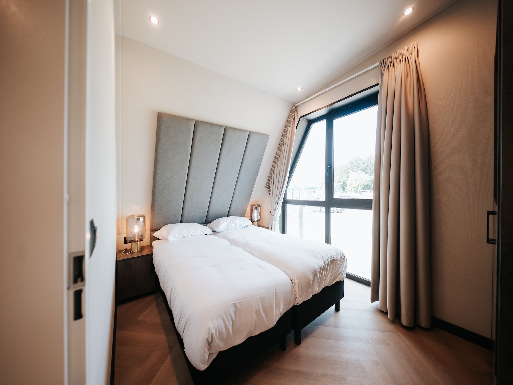 Een slaapkamer van Villa Watergloed | 16 personen in Waarland