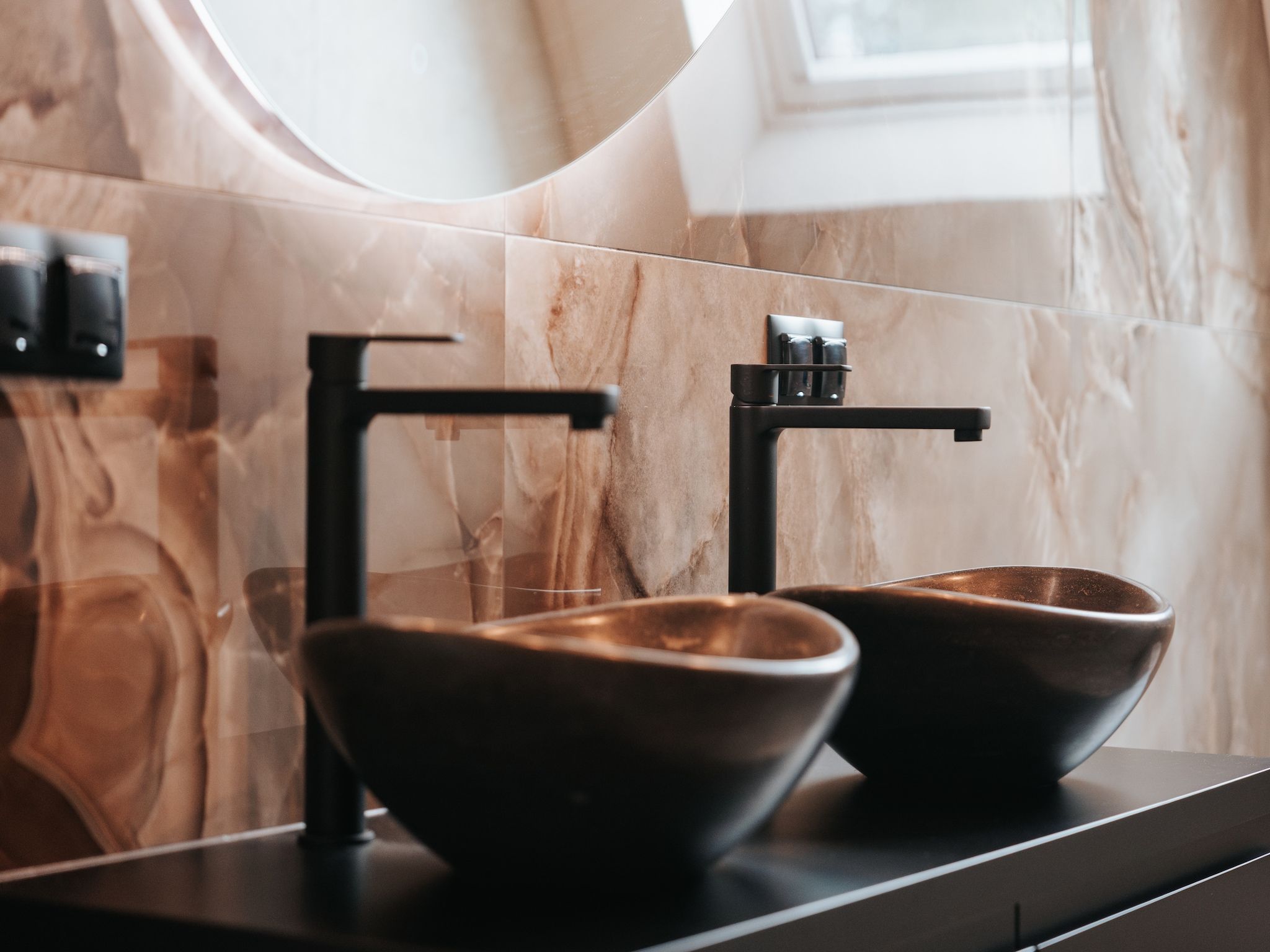 De badkamer van Villa Watergloed | 16 personen in Waarland