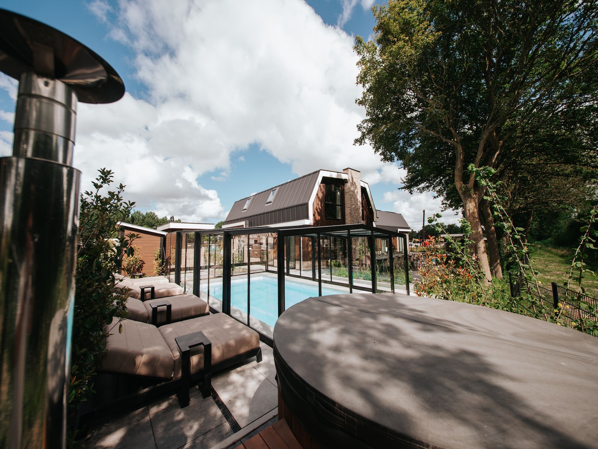 Het terras van Villa Watergloed | 16 personen in Waarland