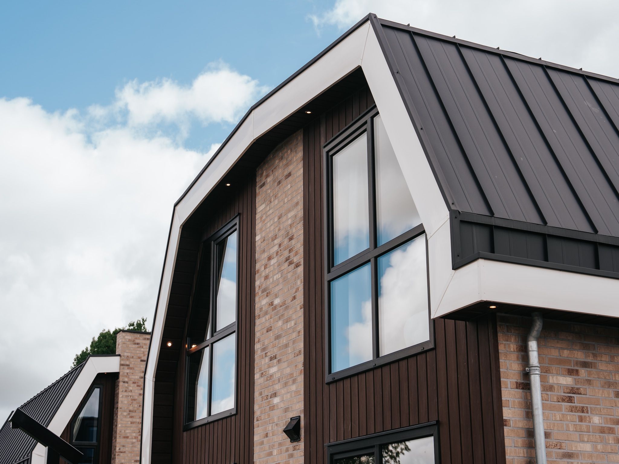 De buitenkant van Villa Watergloed | 16 personen in Waarland