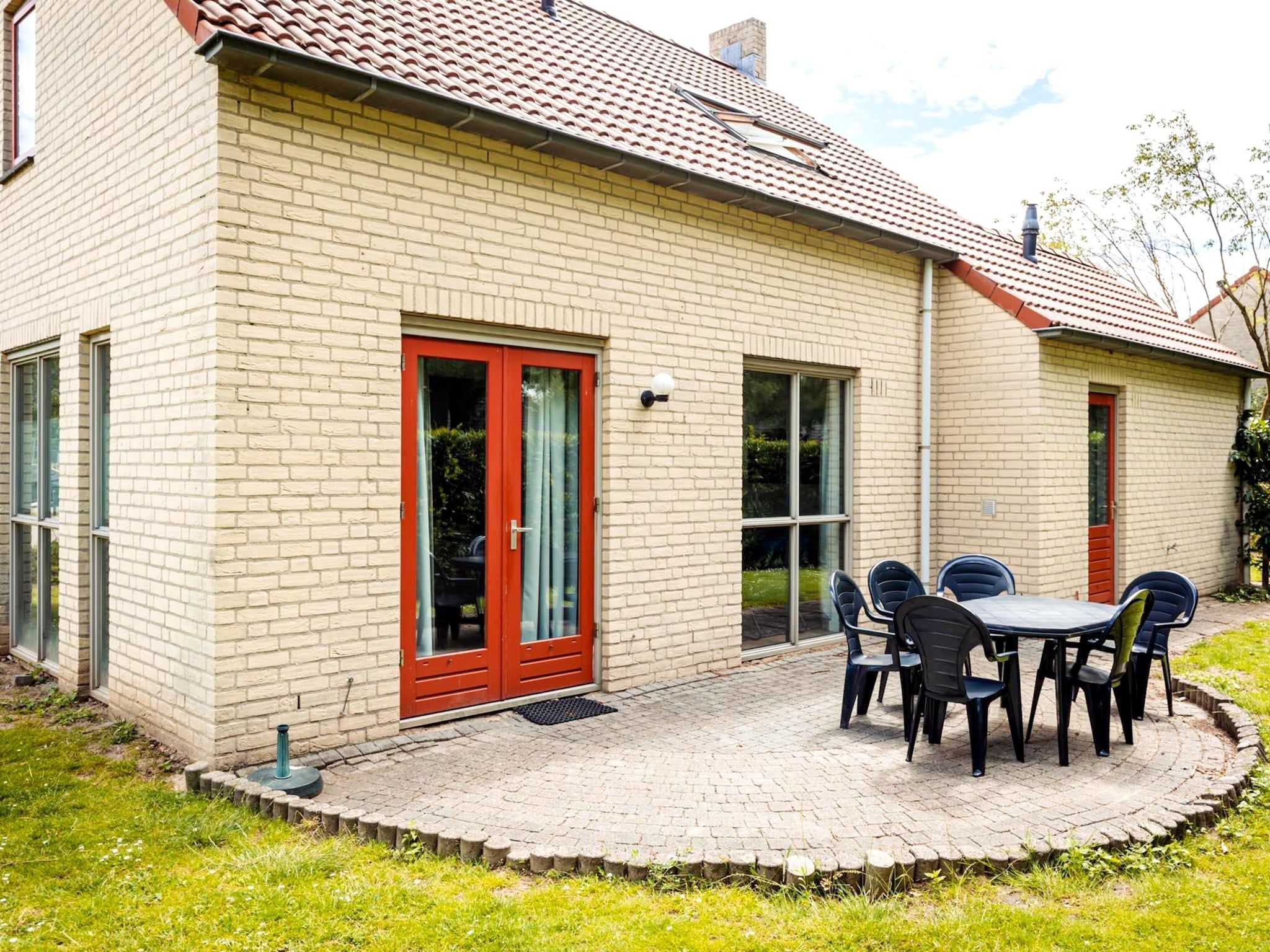 Het terras van 8 - Persons Family bungalow in Ewijk