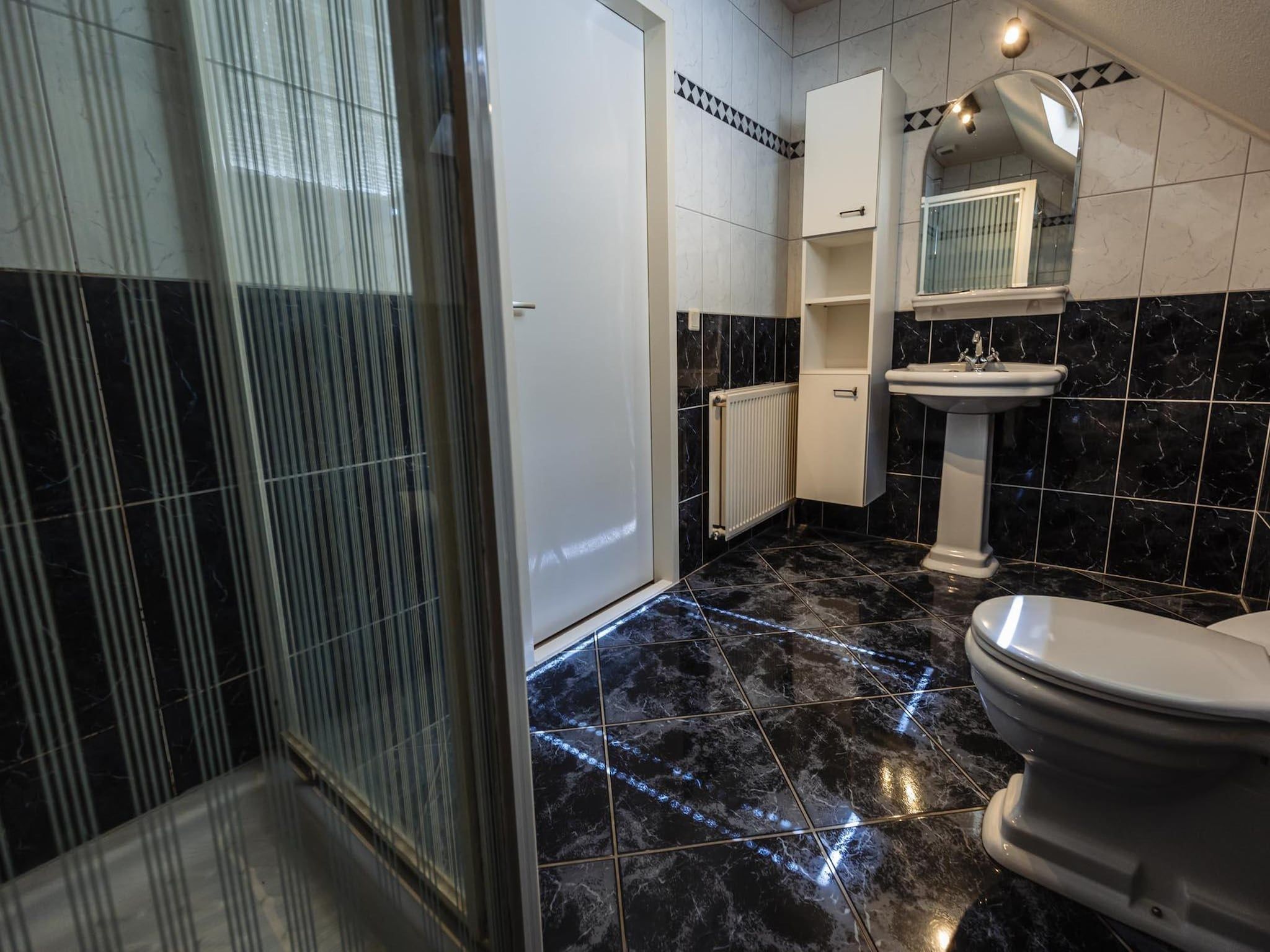 De badkamer van 12 - Persons Family Bungalow in Ewijk