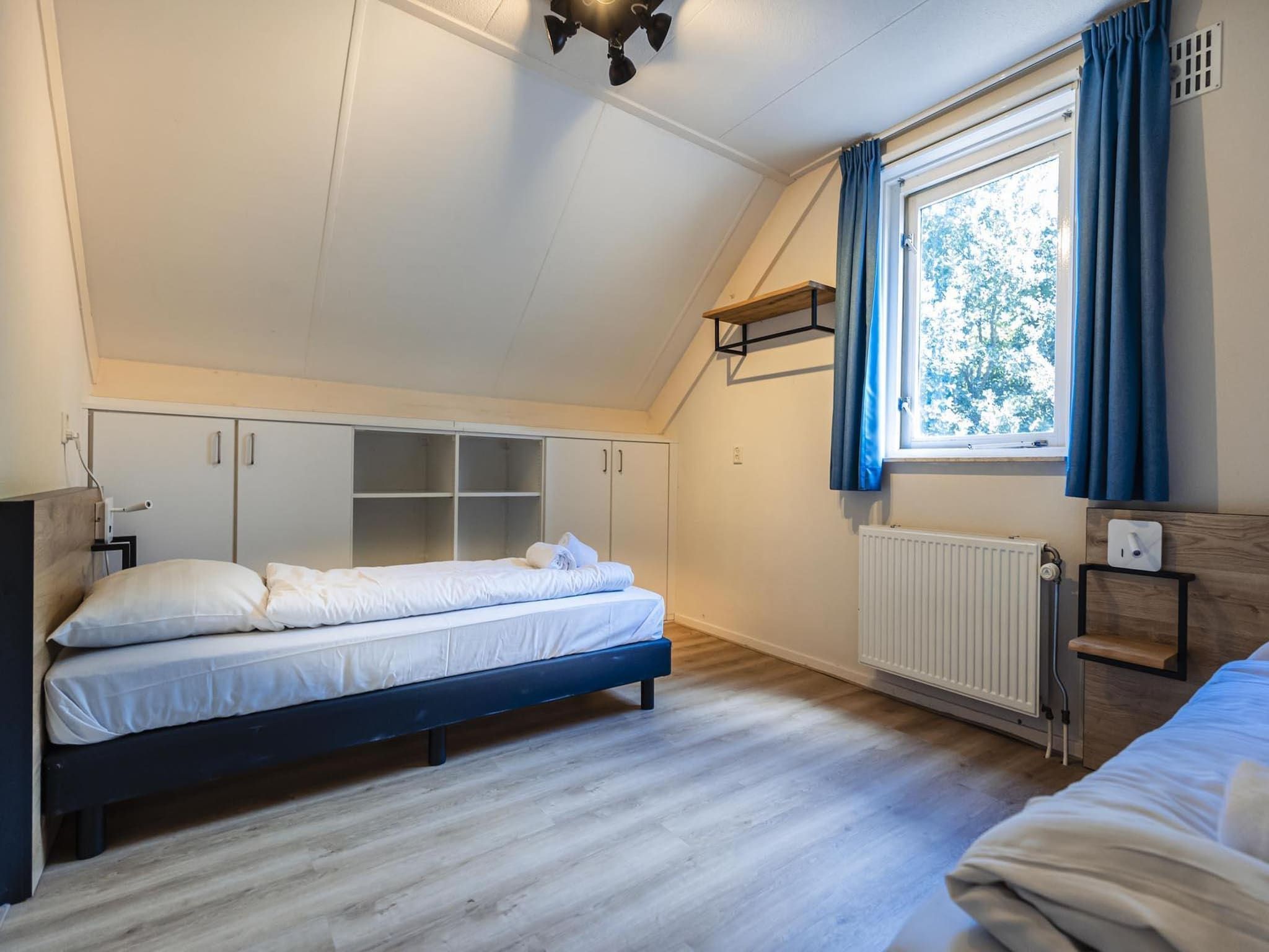 Een slaapkamer van 12 - Persons Family Bungalow in Ewijk