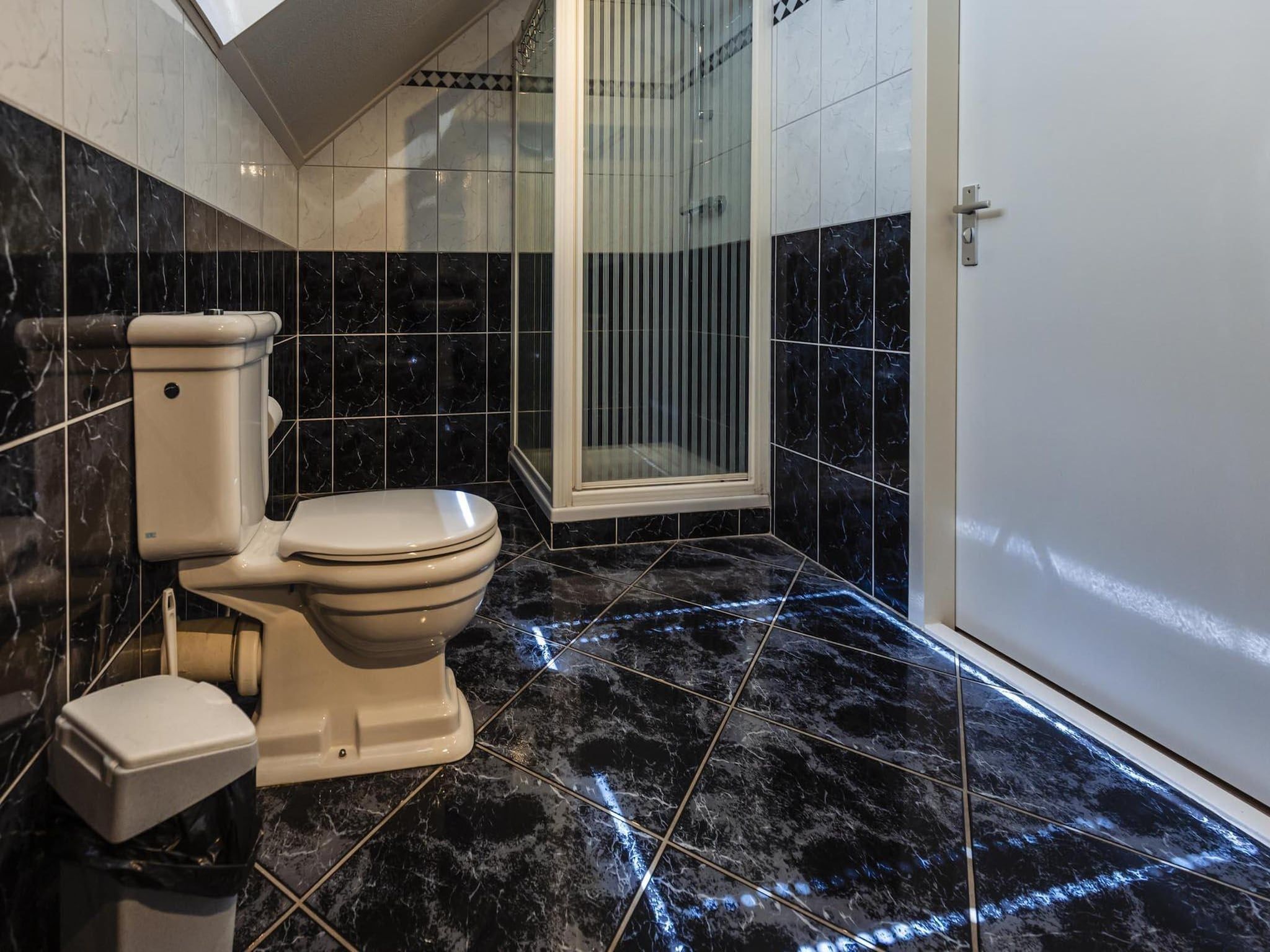 De badkamer van 12 - Persons Family Bungalow in Ewijk