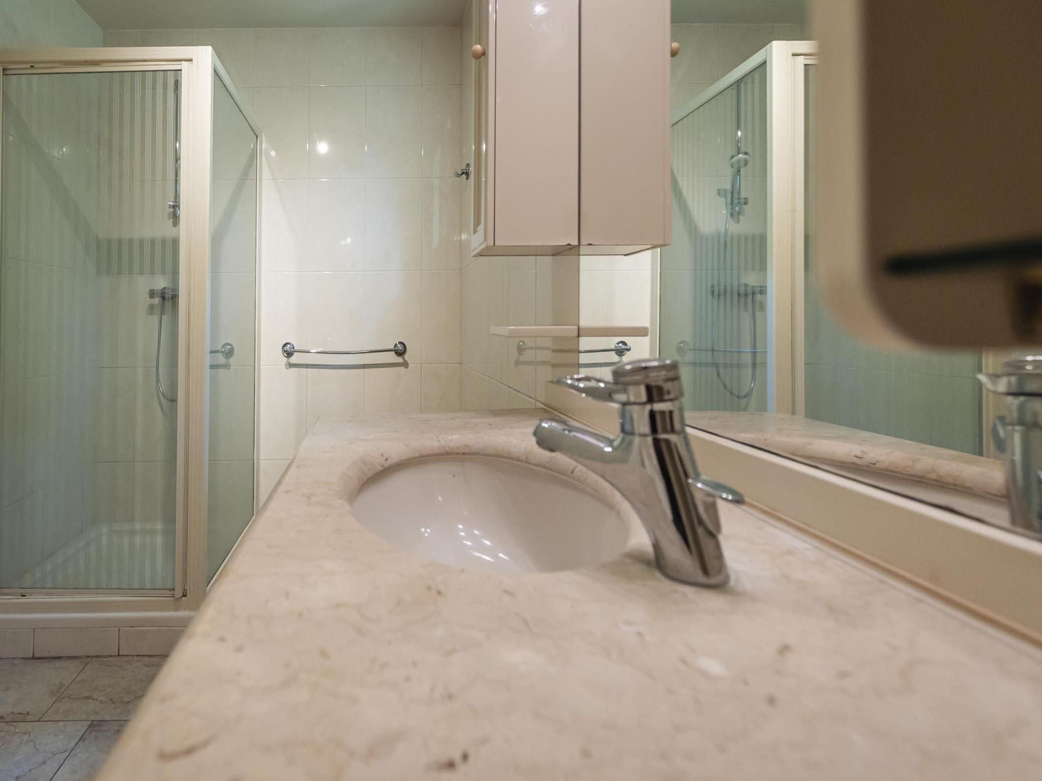 De badkamer van 12 - Persons Family Bungalow in Ewijk