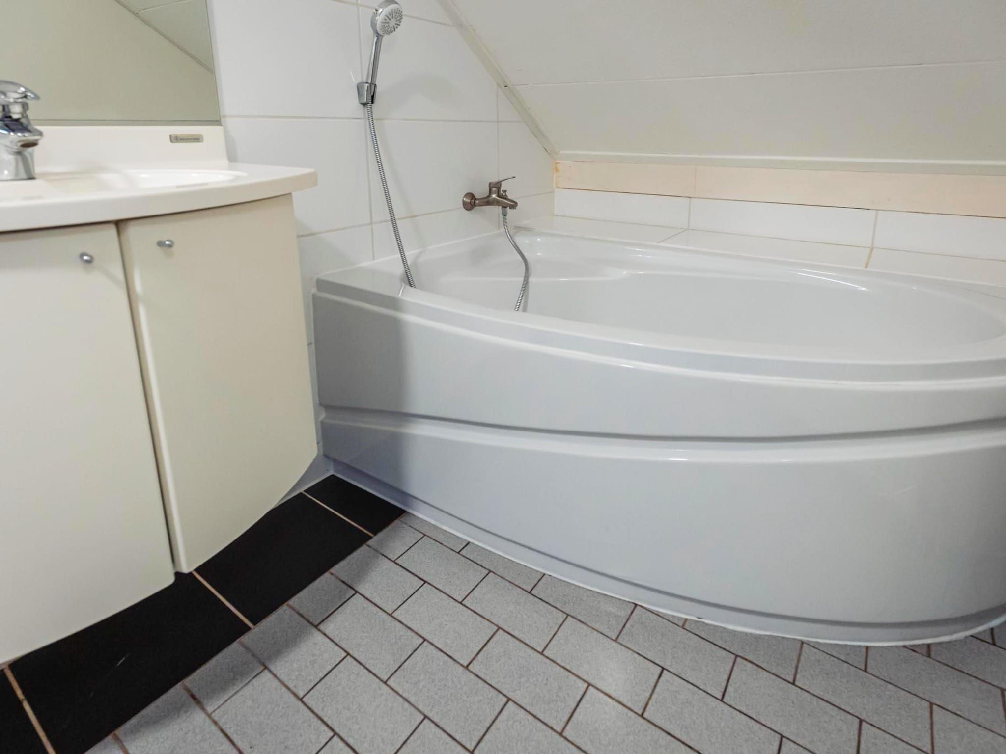 De badkamer van 16 - Persons Family bungalow in Ewijk