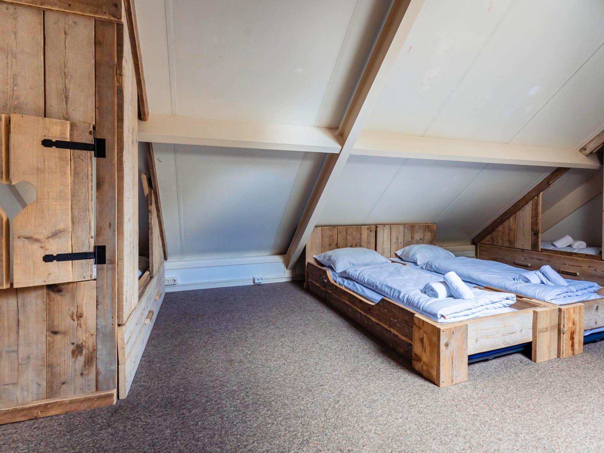 Een slaapkamer van 16 - Persons Family bungalow in Ewijk