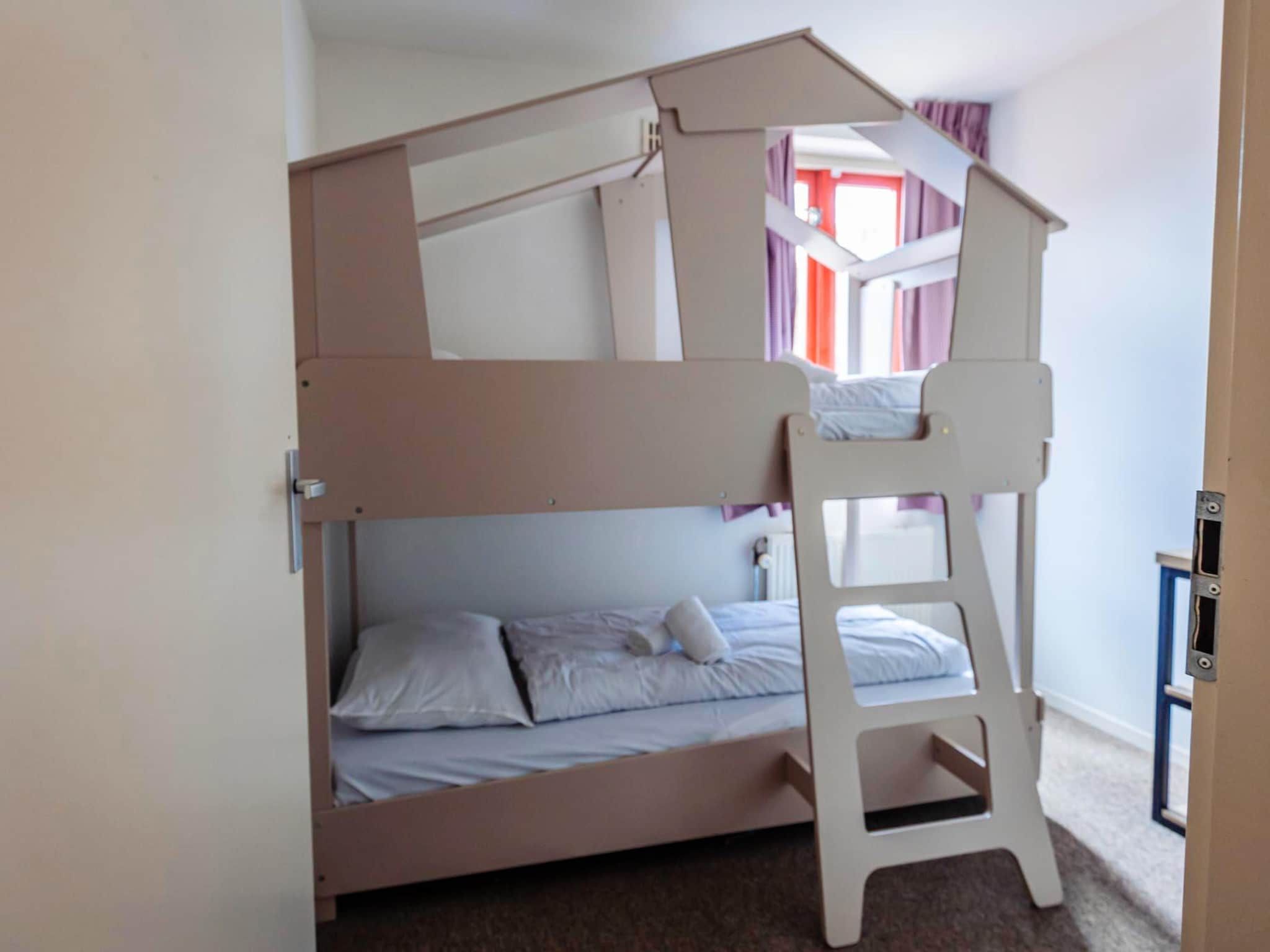 Een slaapkamer van 16 - Persons Family bungalow in Ewijk