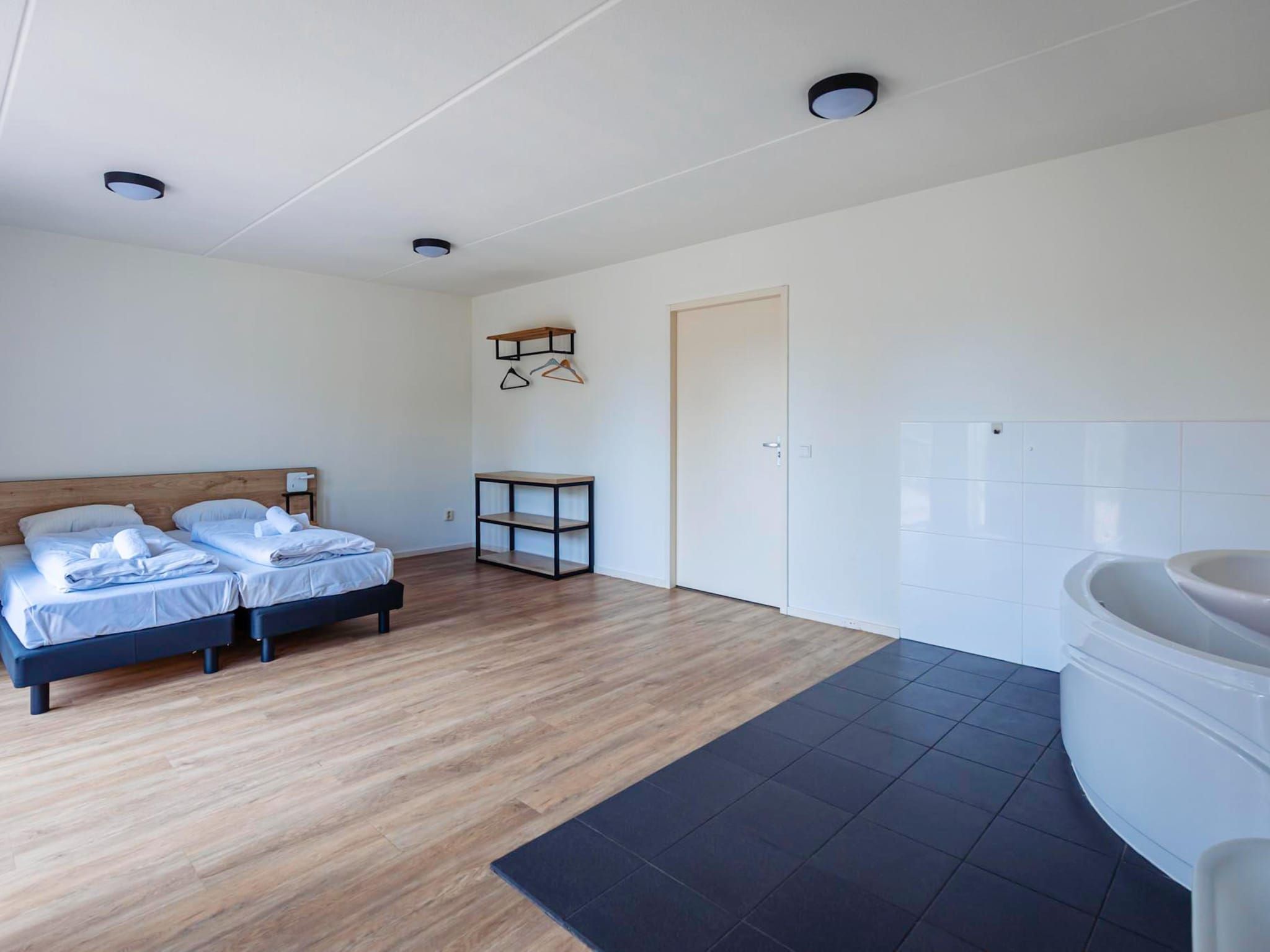 Een slaapkamer van 16 - Persons Family bungalow in Ewijk