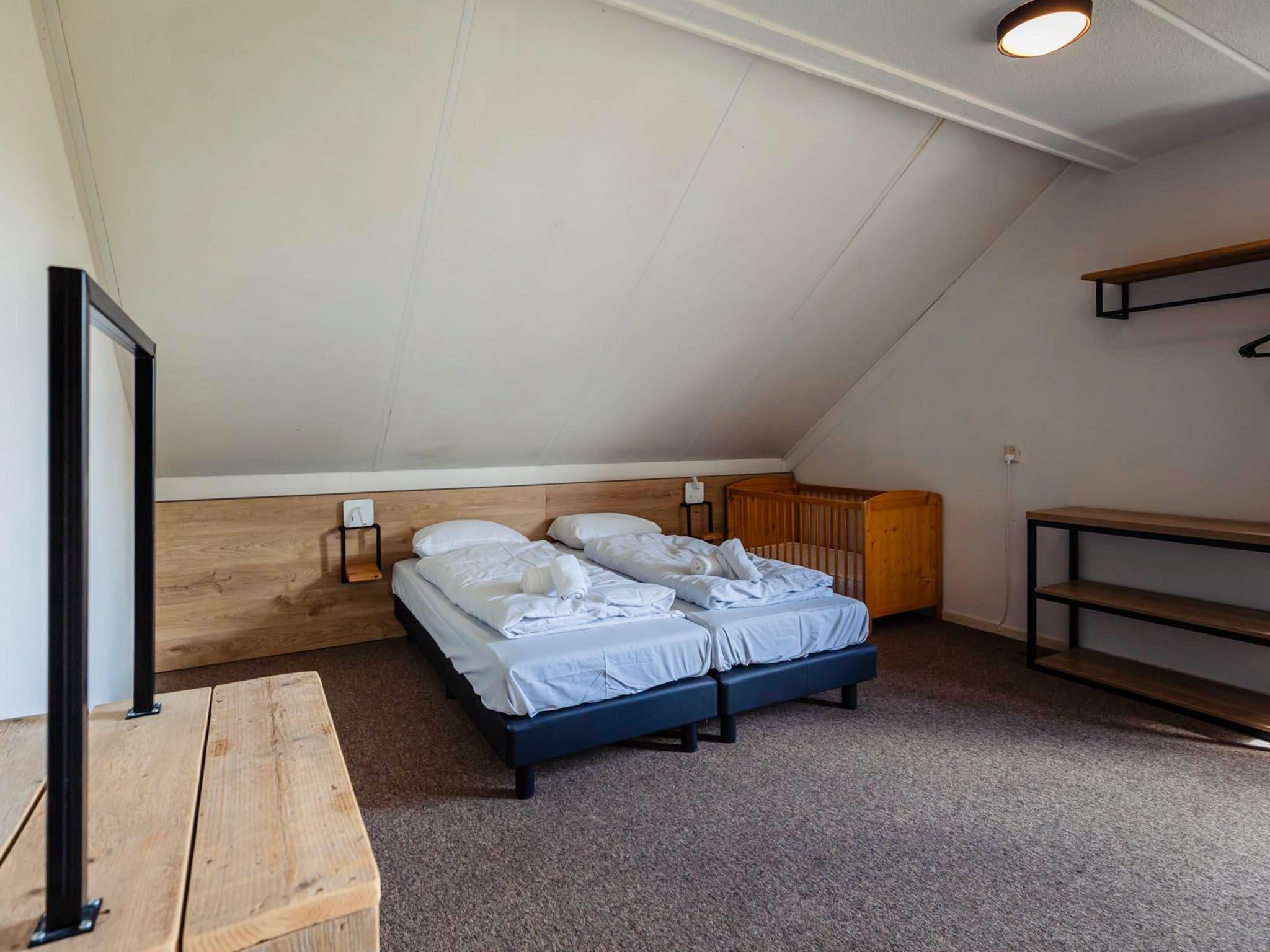 Een slaapkamer van 16 - Persons Family bungalow in Ewijk