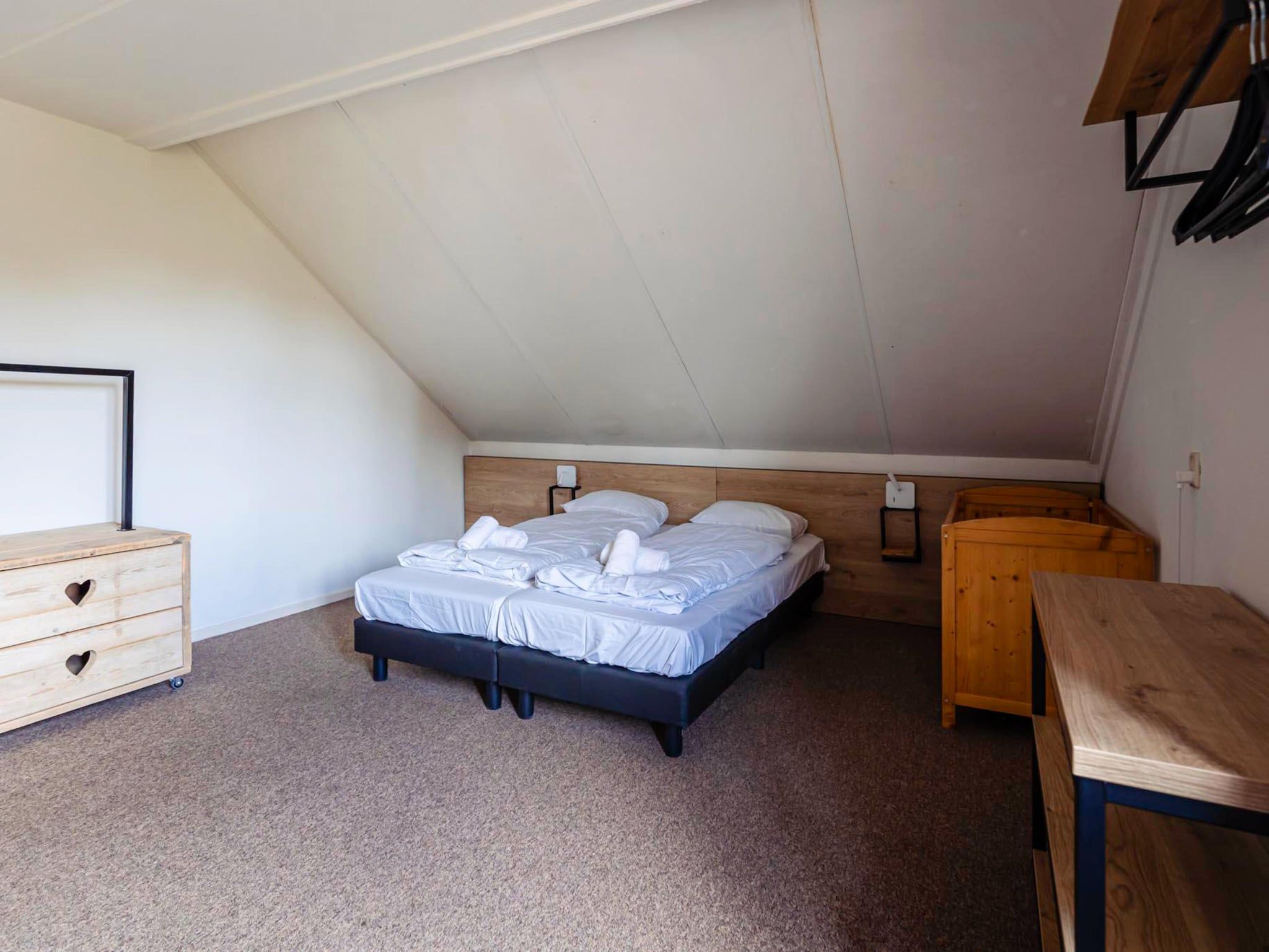 Een slaapkamer van 16 - Persons Family bungalow in Ewijk