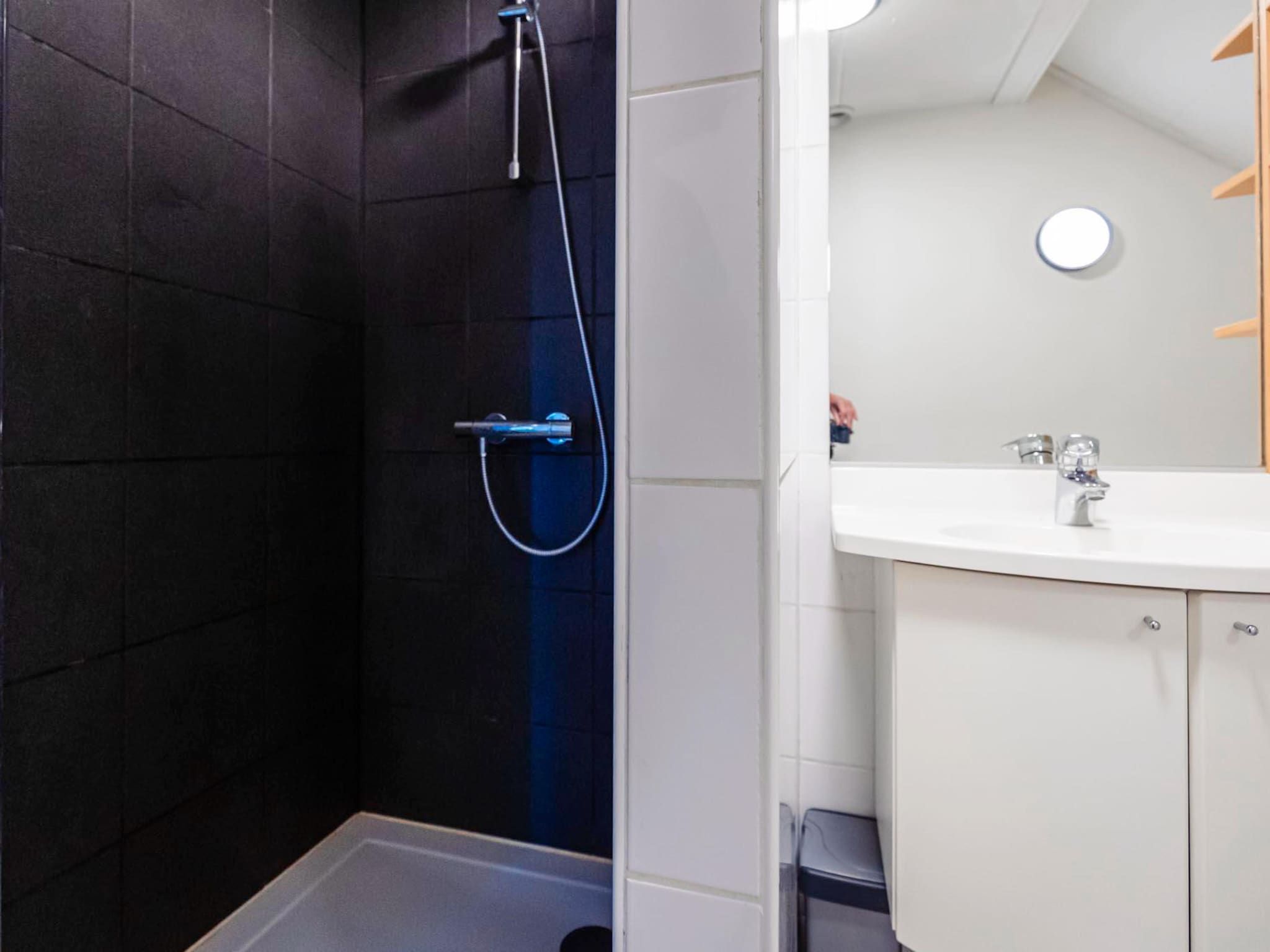 De badkamer van 16 - Persons Family bungalow in Ewijk