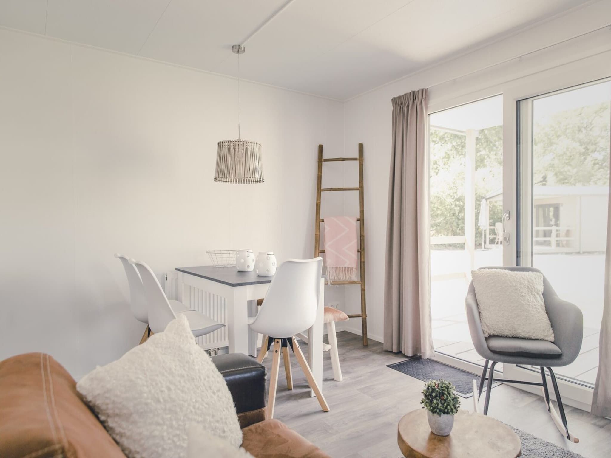 De eetkamer van Group accommodation (6x bungalette 5p with veranda). in Zuna
