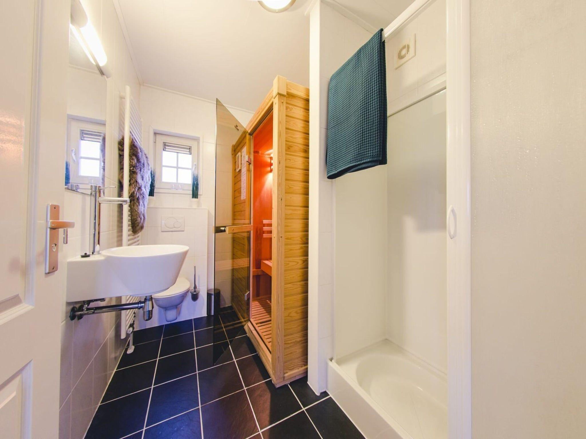 De badkamer van Group accommodation (2x Reggehooiberg, with large backyard) I 10 people in Zuna