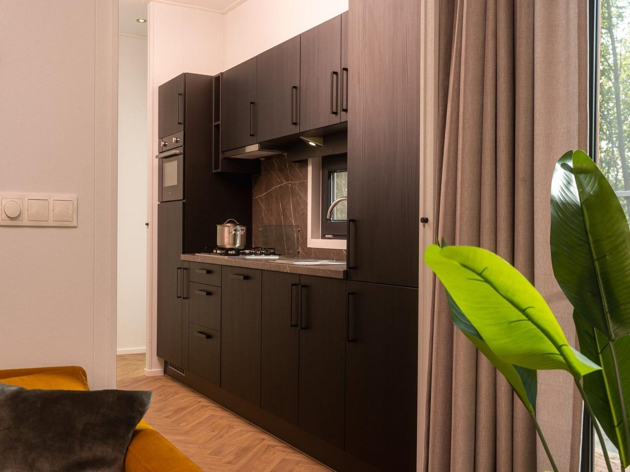De keuken van Group accommodation (7x Happy Oak Lodge 28p) in Zuna