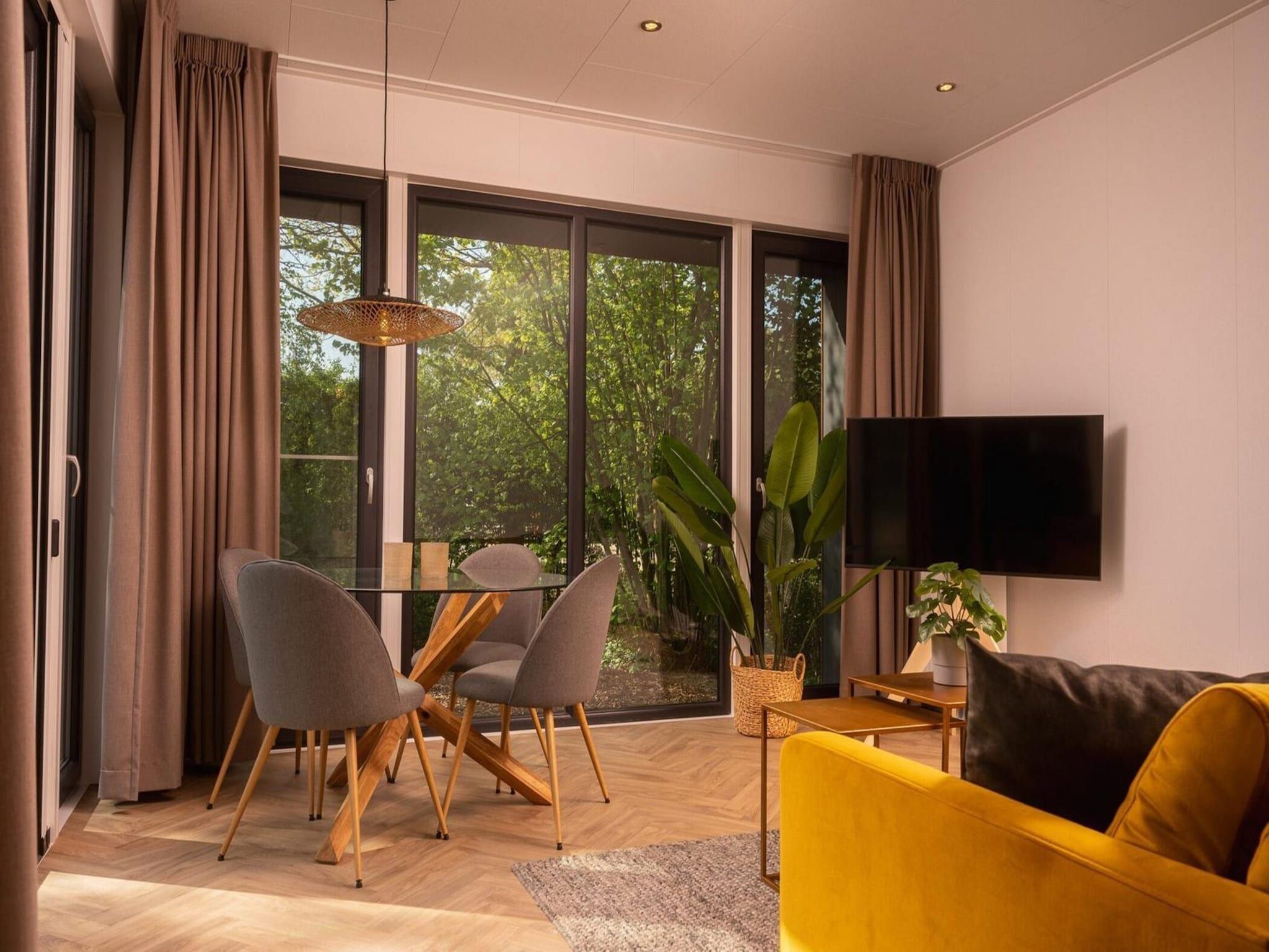 De woonkamer van Group accommodation (7x Happy Oak Lodge 28p) in Zuna