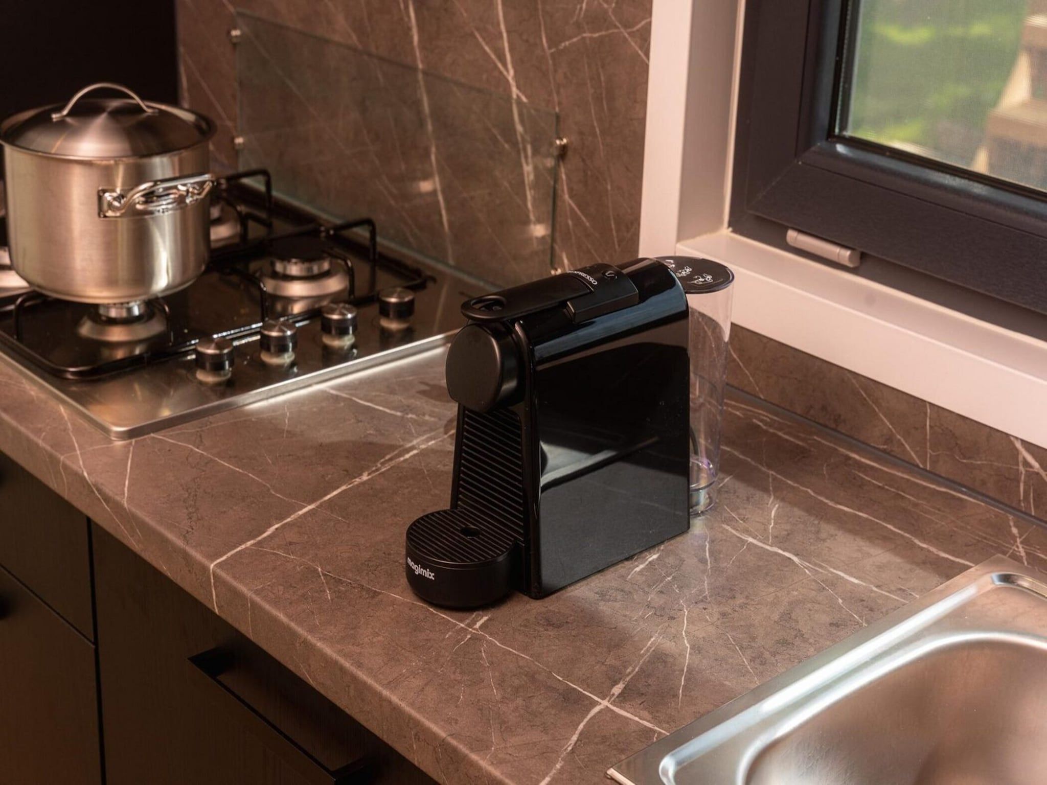 De keuken van Group accommodation (7x Happy Oak Lodge 28p) in Zuna