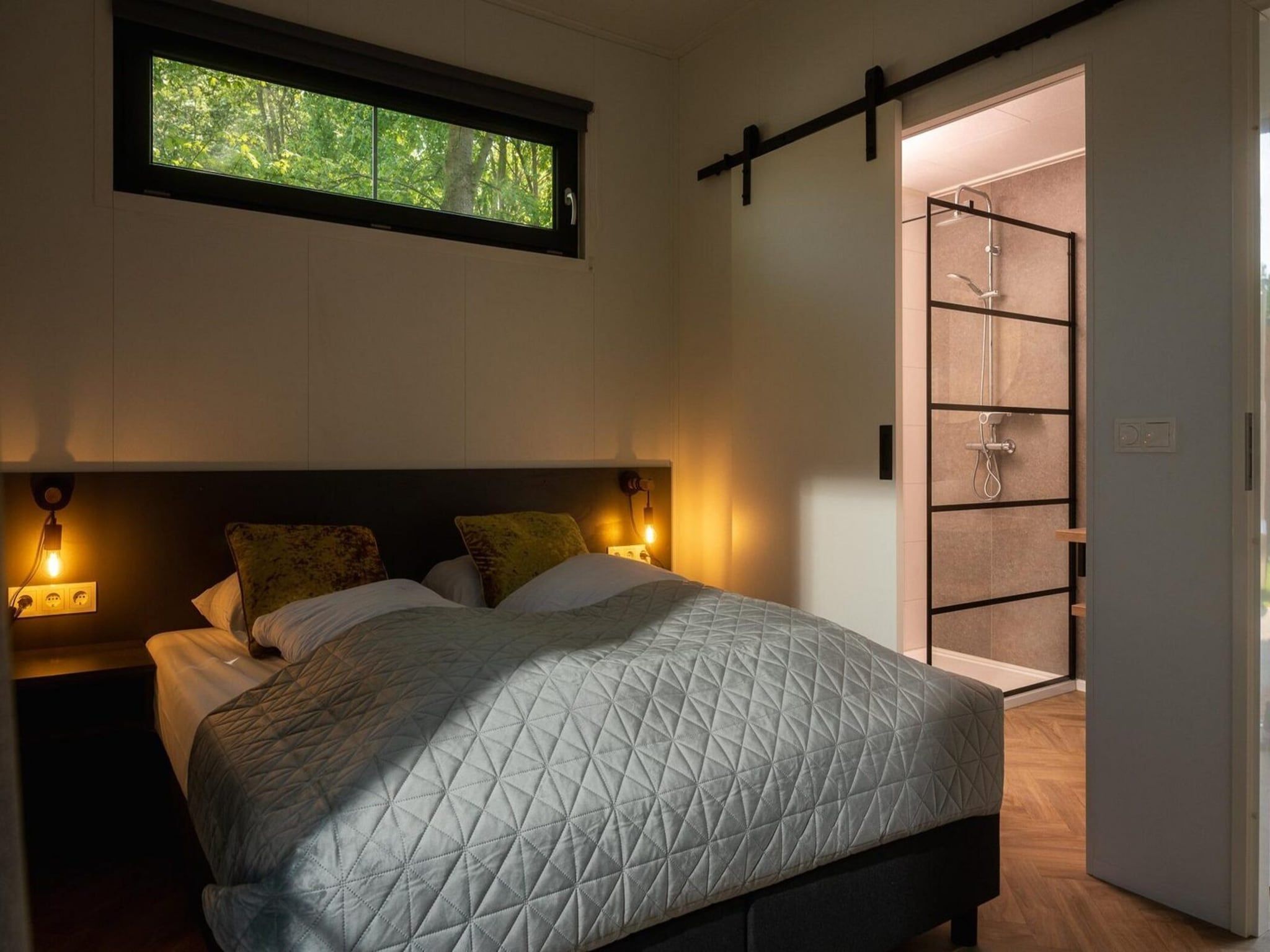 Een slaapkamer van Group accommodation (7x Happy Oak Lodge 28p) in Zuna