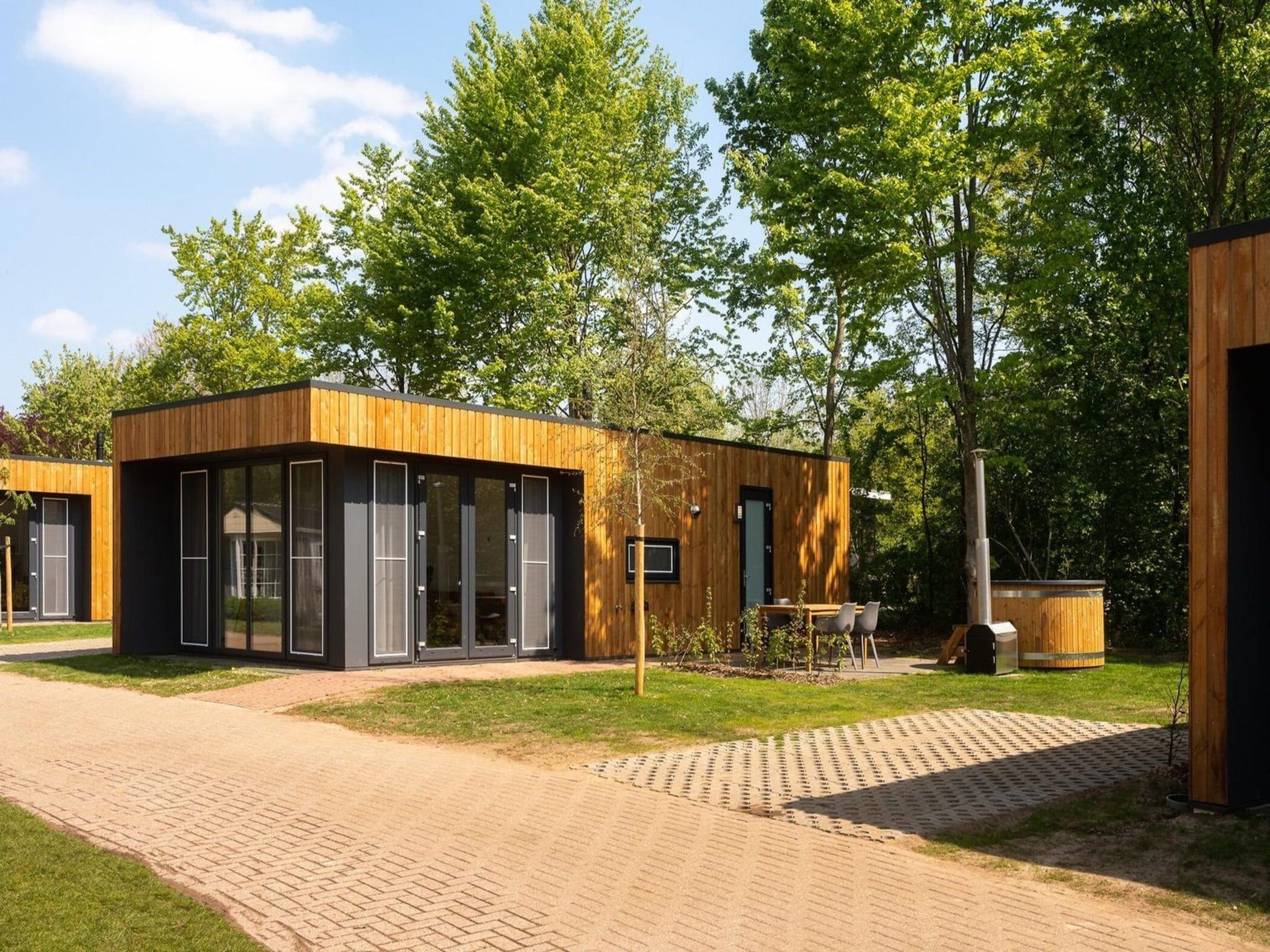 De buitenkant van Group accommodation (7x Happy Oak Lodge 28p) in Zuna