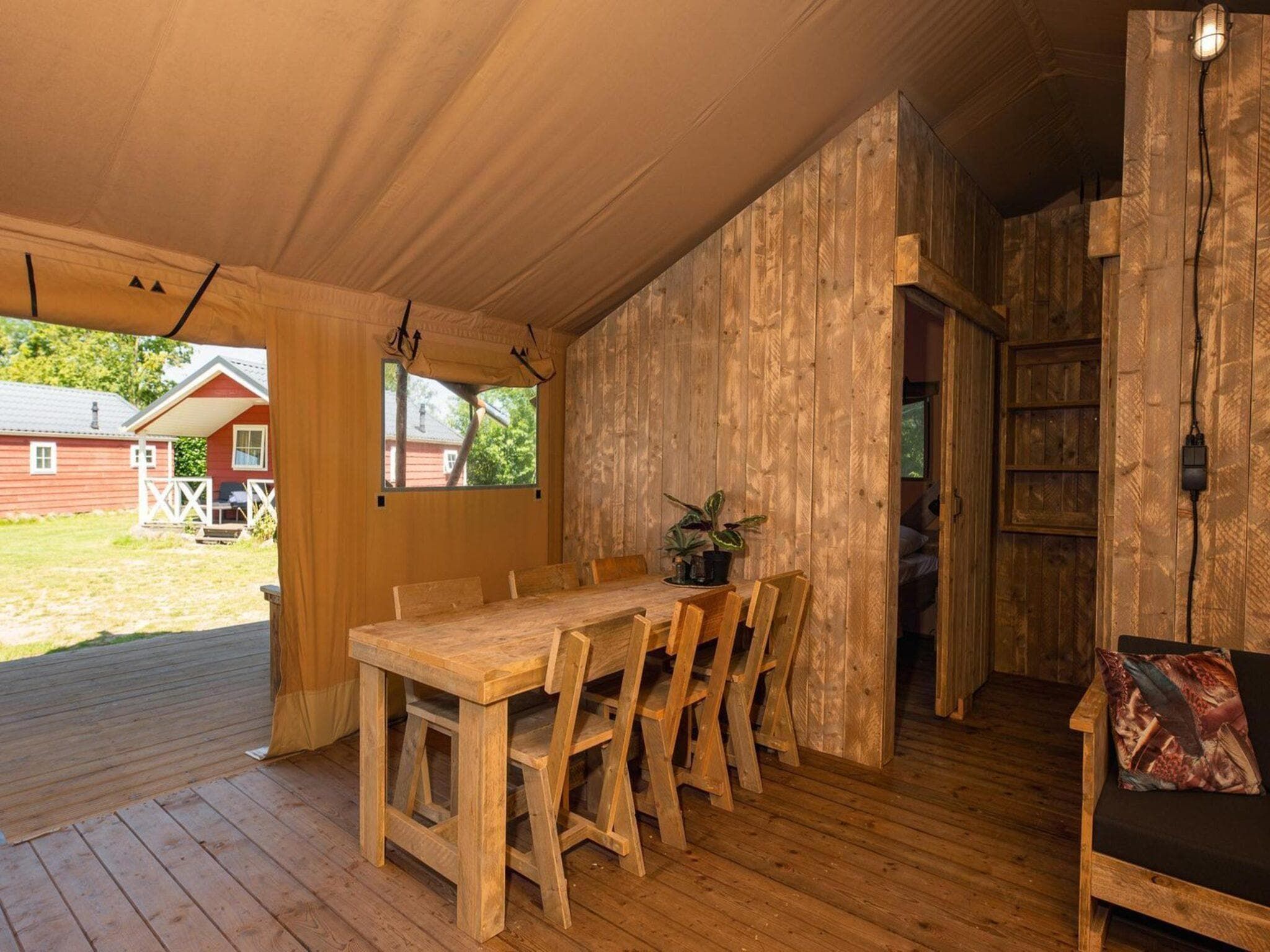 De eetkamer van Safari tent with private bathroom | 8 people in Zuna