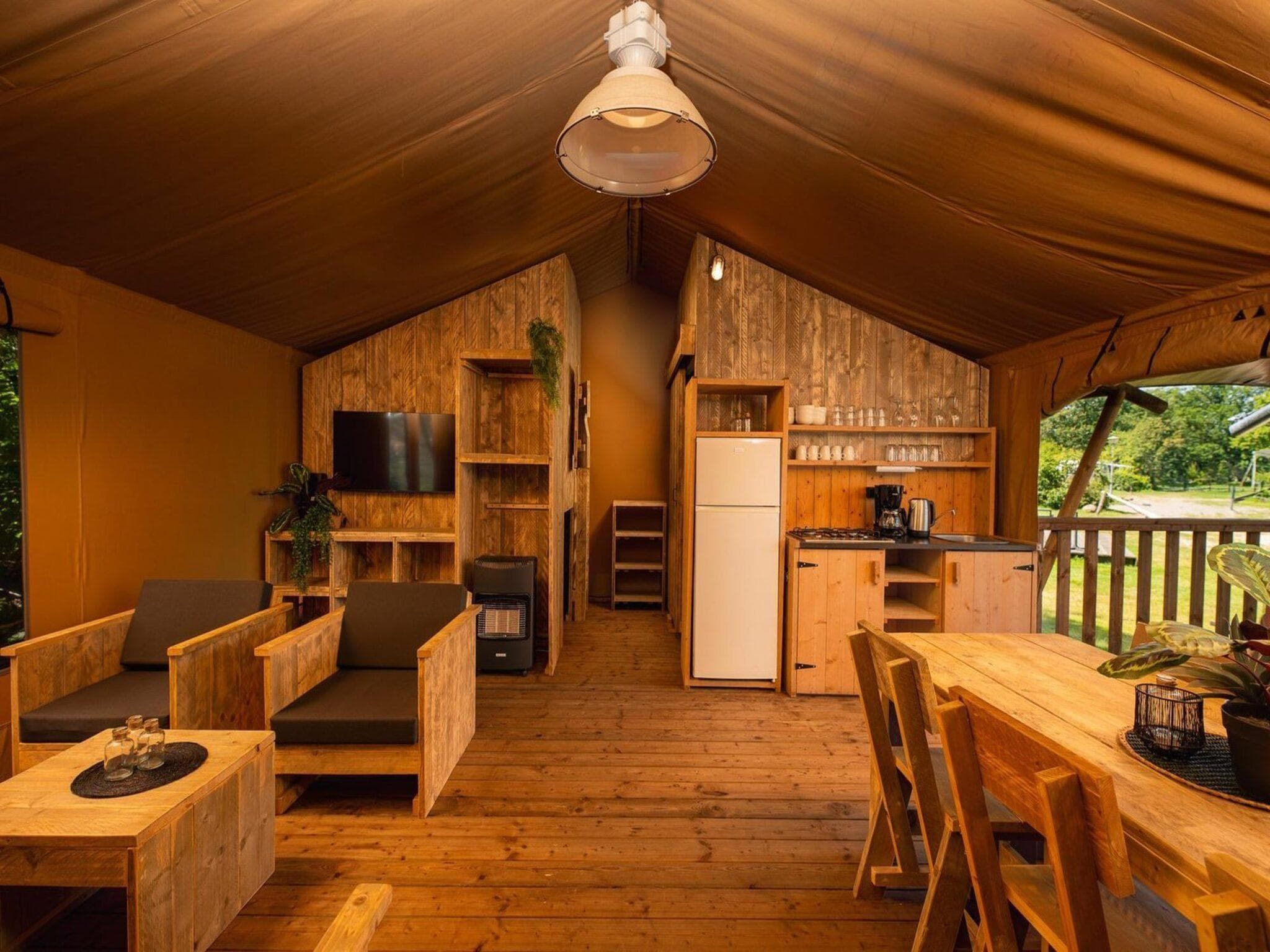 De woonkamer van Safari tent with private bathroom | 8 people in Zuna