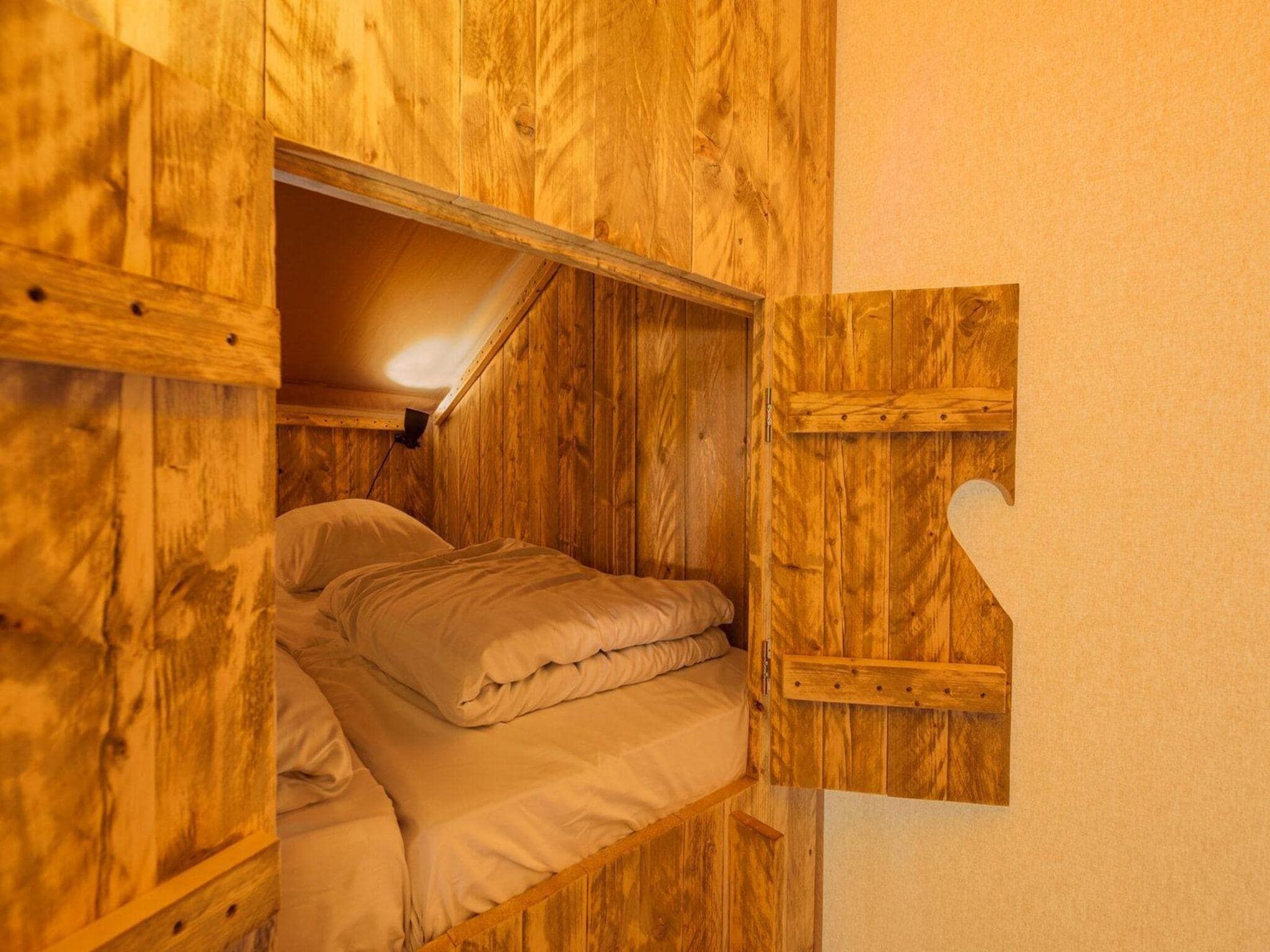 Een slaapkamer van Safari tent with private bathroom | 8 people in Zuna
