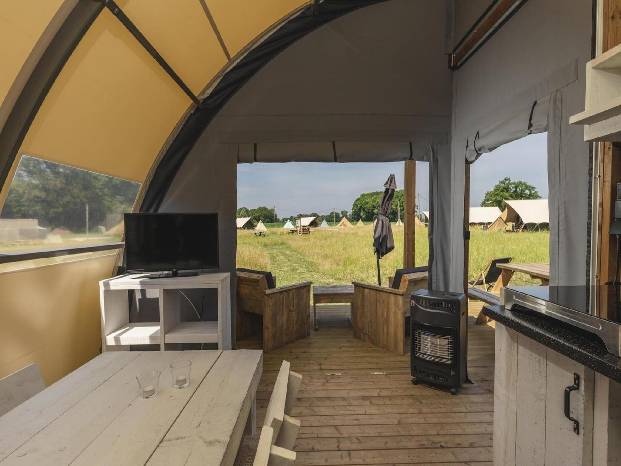 De eetkamer van Group accommodation (6x luxury glamping tent) I 32 people in Zuna
