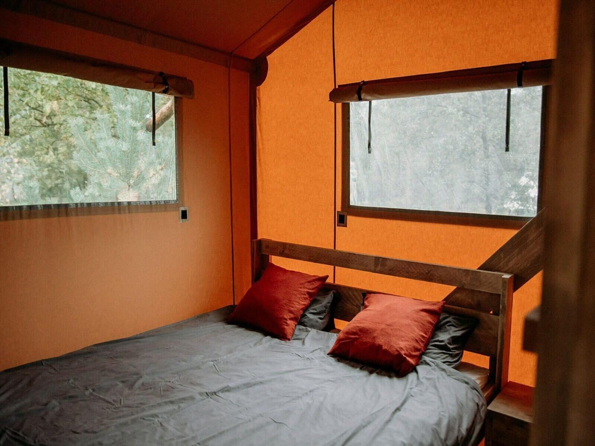 Een slaapkamer van Group accommodation (6x luxury glamping tent) I 32 people in Zuna