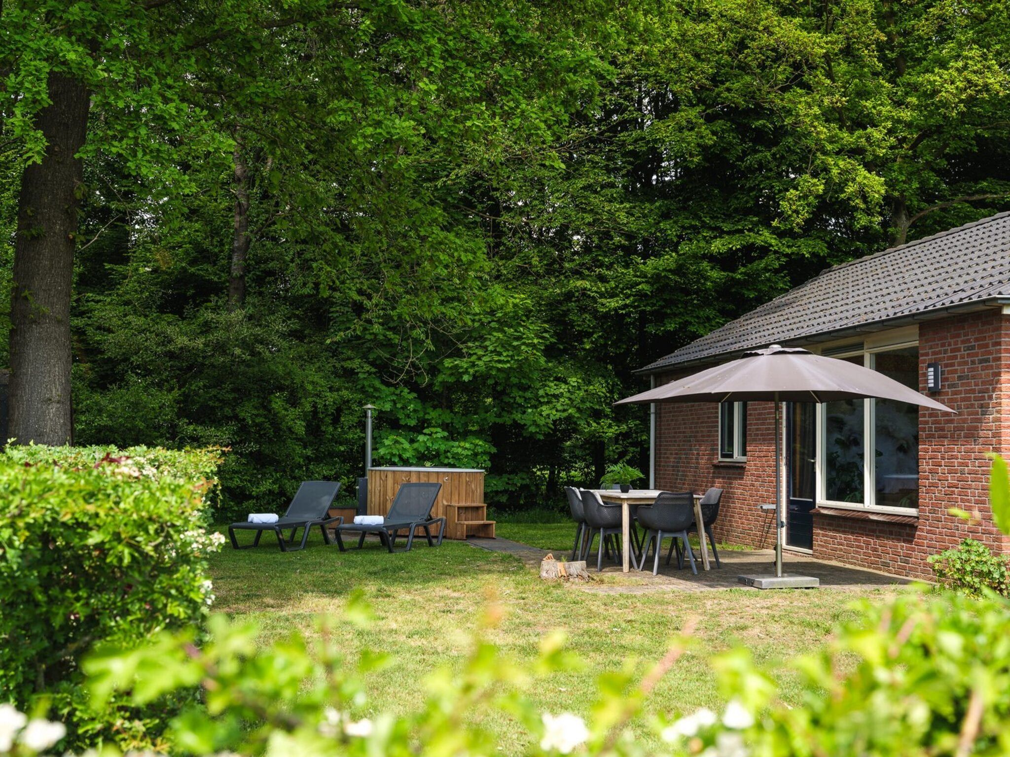 De buitenkant van Custom children's bungalow 'Farm' with hot bubble tub | 8 people in Zuna