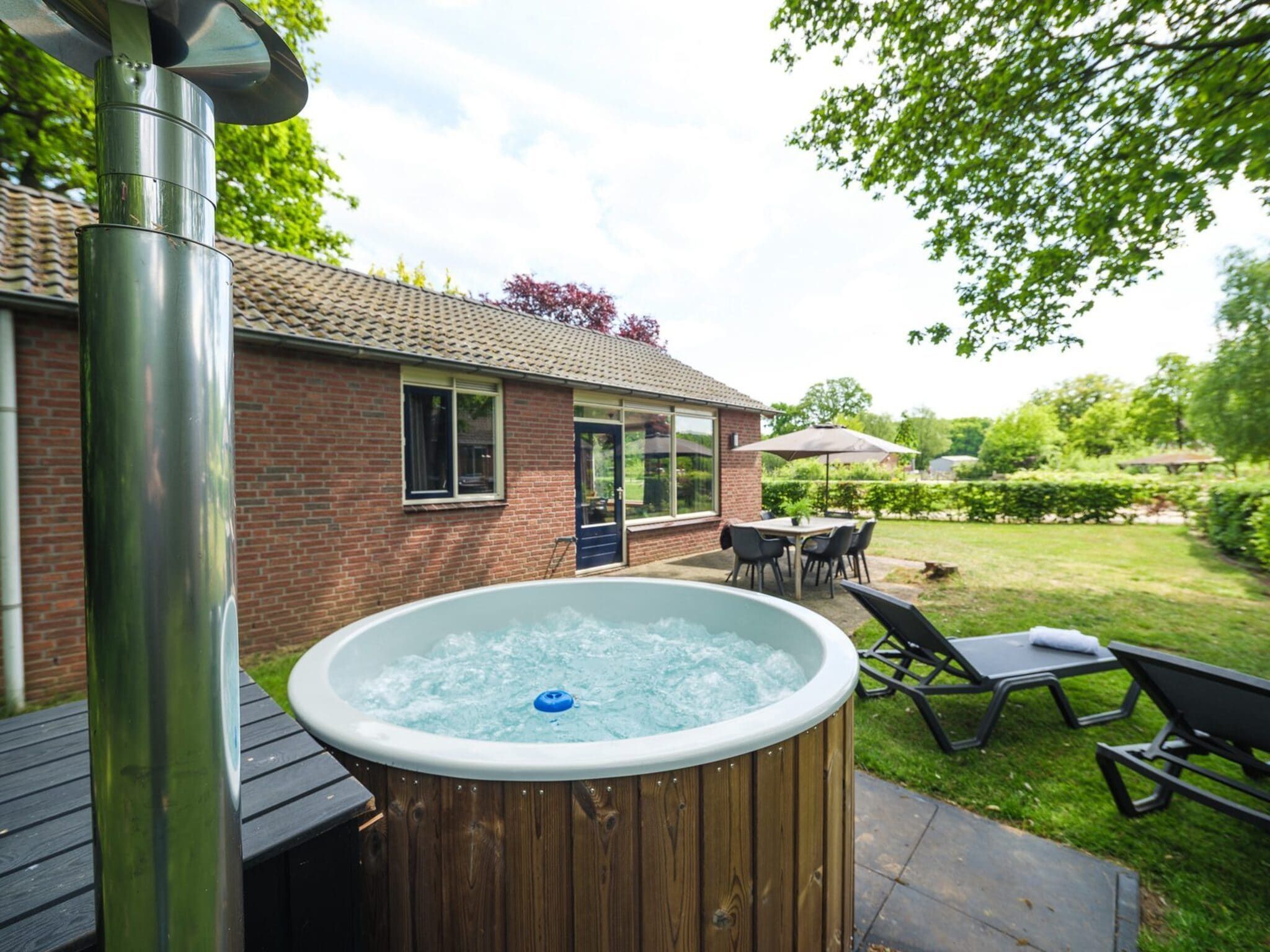 Voorzieningen bij Custom children's bungalow 'Farm' with hot bubble tub | 8 people in Zuna