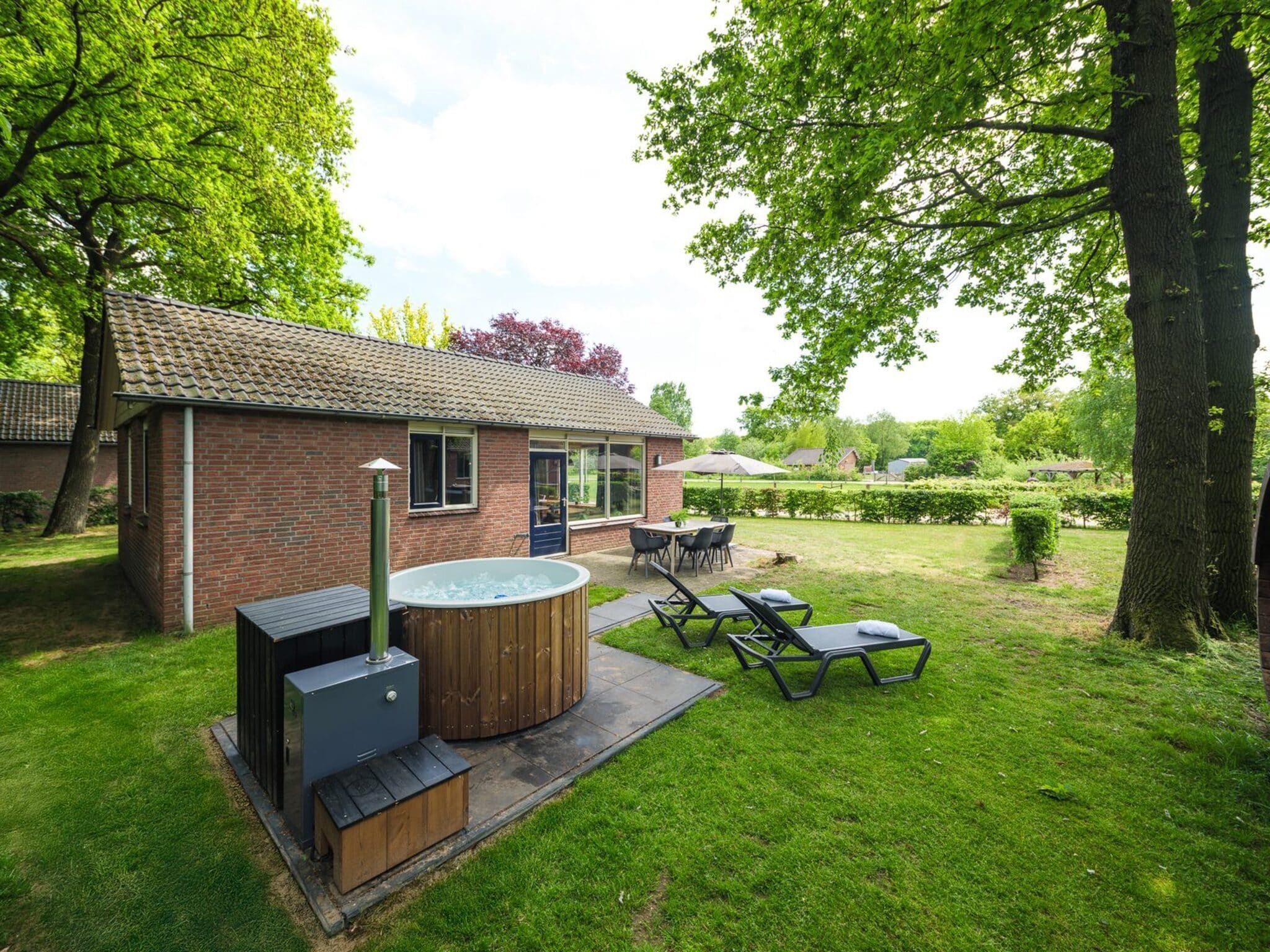 Voorzieningen bij Custom children's bungalow 'Farm' with hot bubble tub | 8 people in Zuna