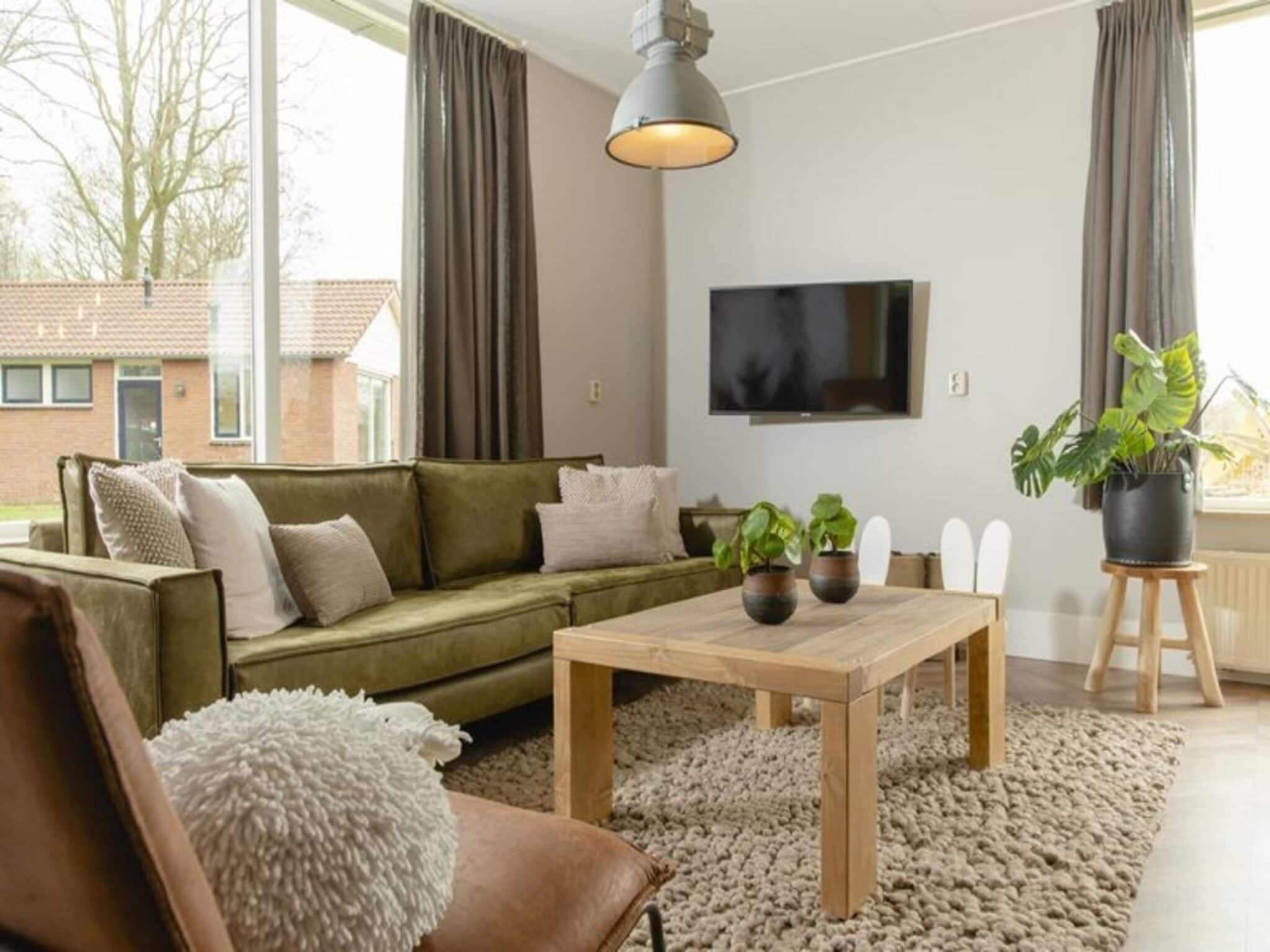 De woonkamer van Custom children's bungalow 'Farm' with hot bubble tub | 8 people in Zuna