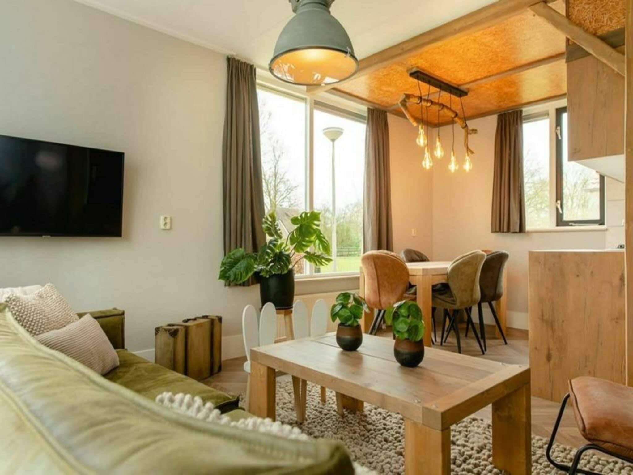De woonkamer van Custom children's bungalow 'Farm' with hot bubble tub | 8 people in Zuna