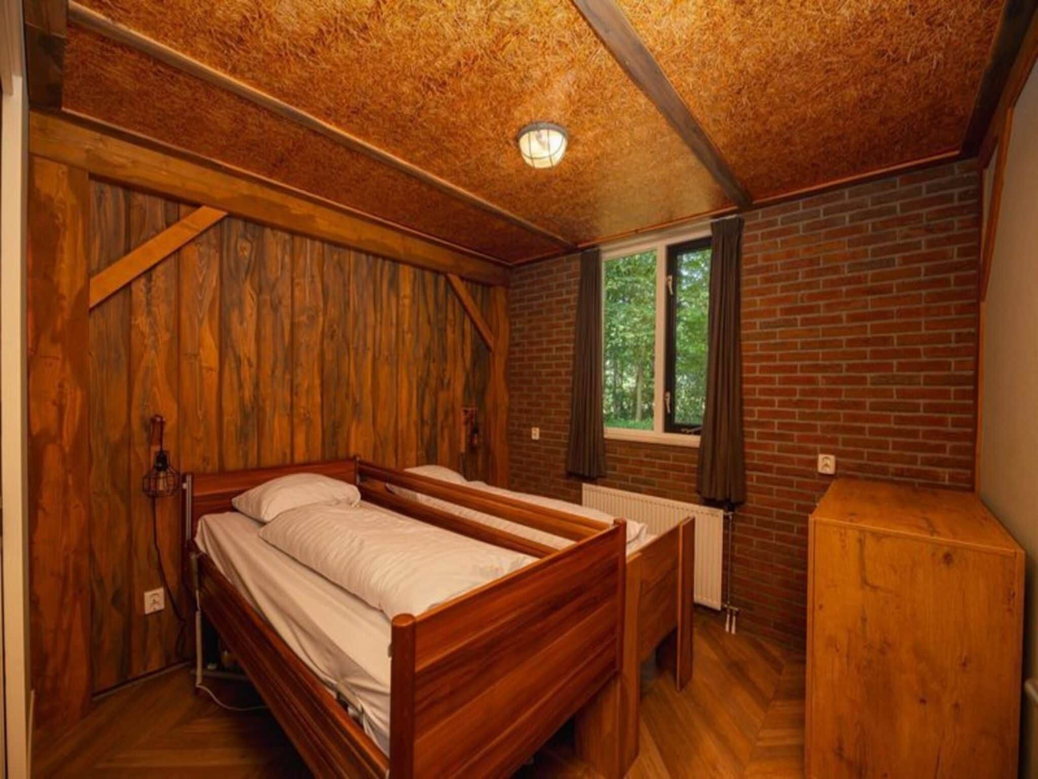 Een slaapkamer van Custom children's bungalow 'Farm' with hot bubble tub | 8 people in Zuna
