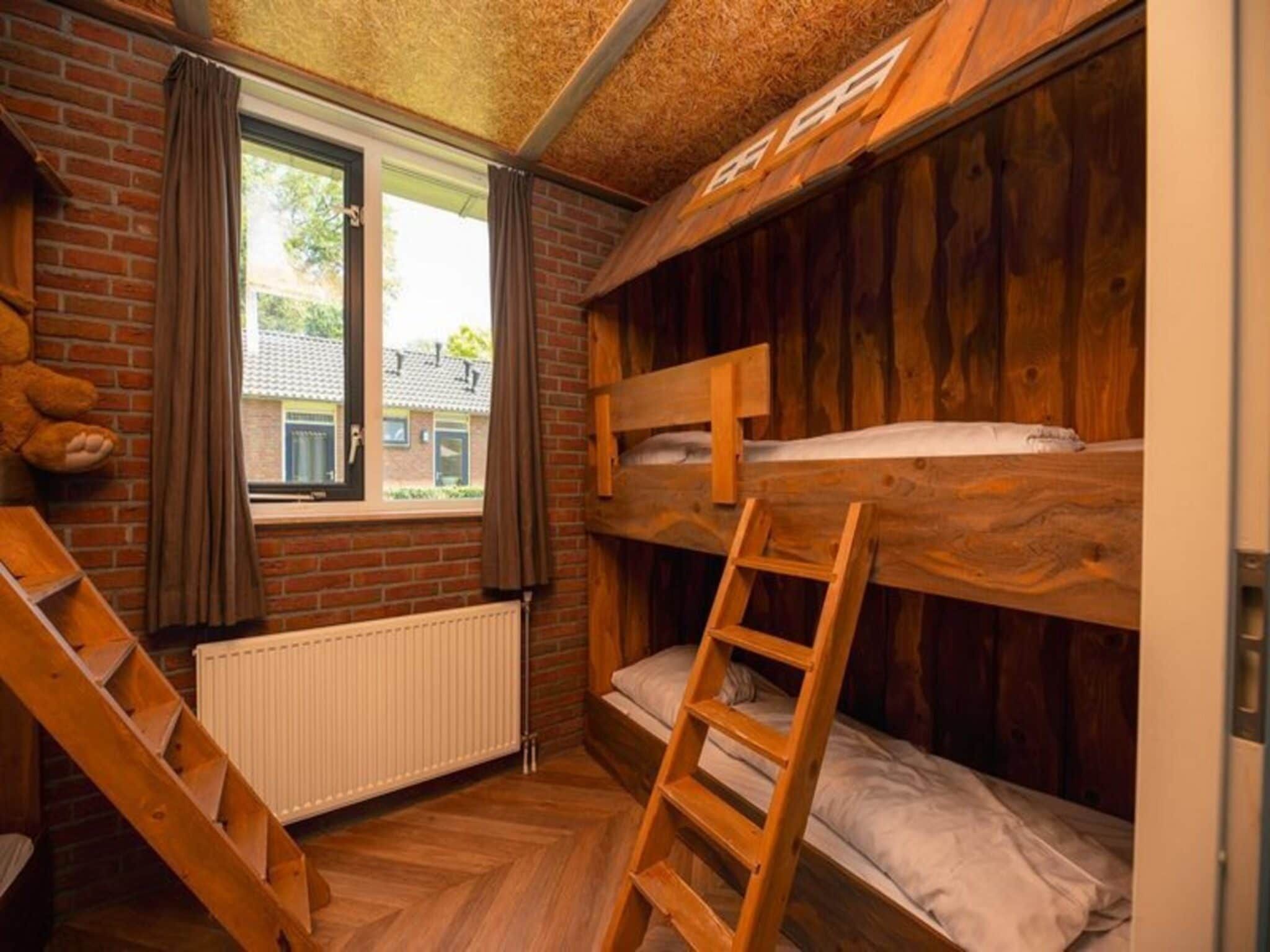 Een slaapkamer van Custom children's bungalow 'Farm' with hot bubble tub | 8 people in Zuna
