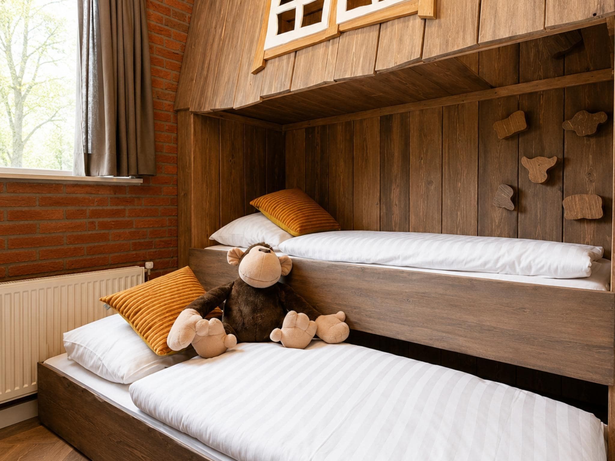 Een slaapkamer van Custom children's bungalow 'Farm' with hot bubble tub | 8 people in Zuna