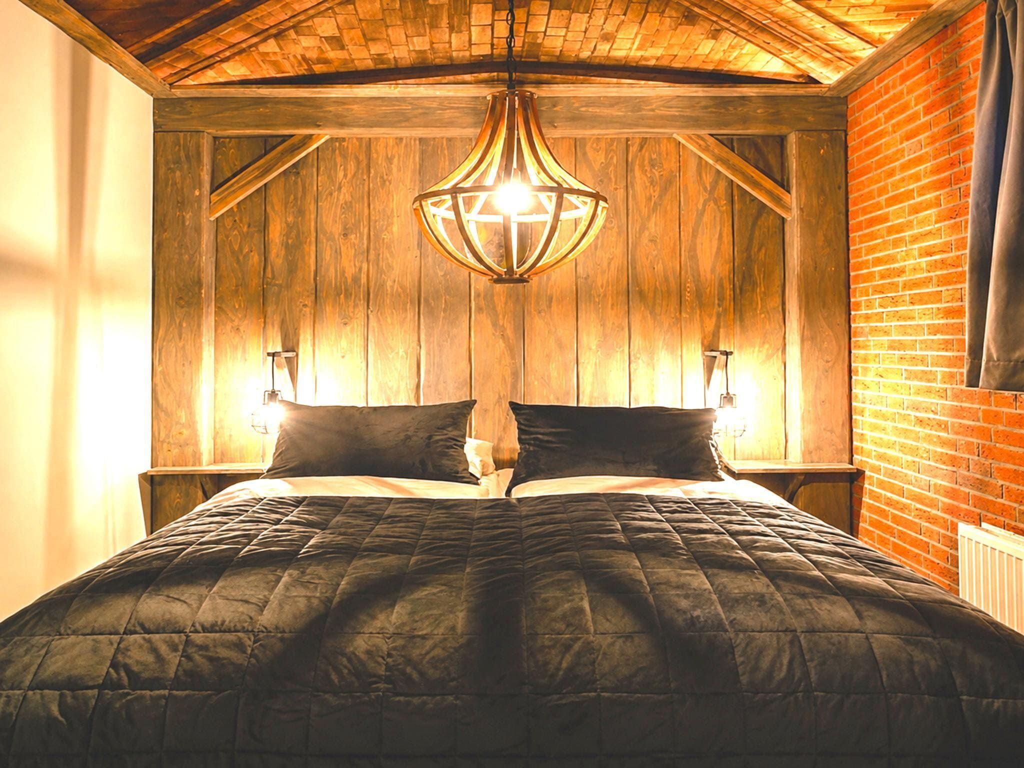 Een slaapkamer van Custom children's bungalow 'Farm' with hot bubble tub | 8 people in Zuna