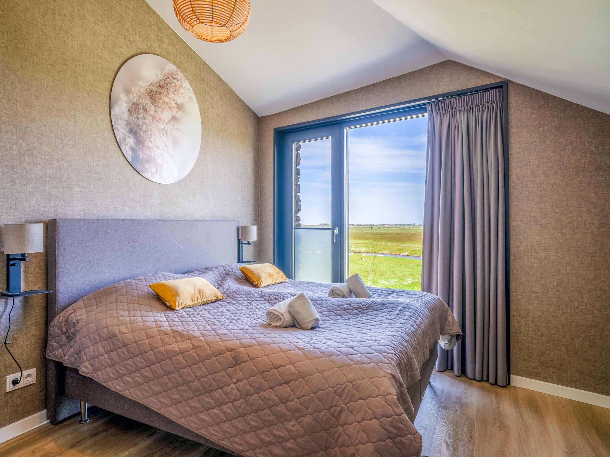 Een slaapkamer van Waalburght 24 in De Waal